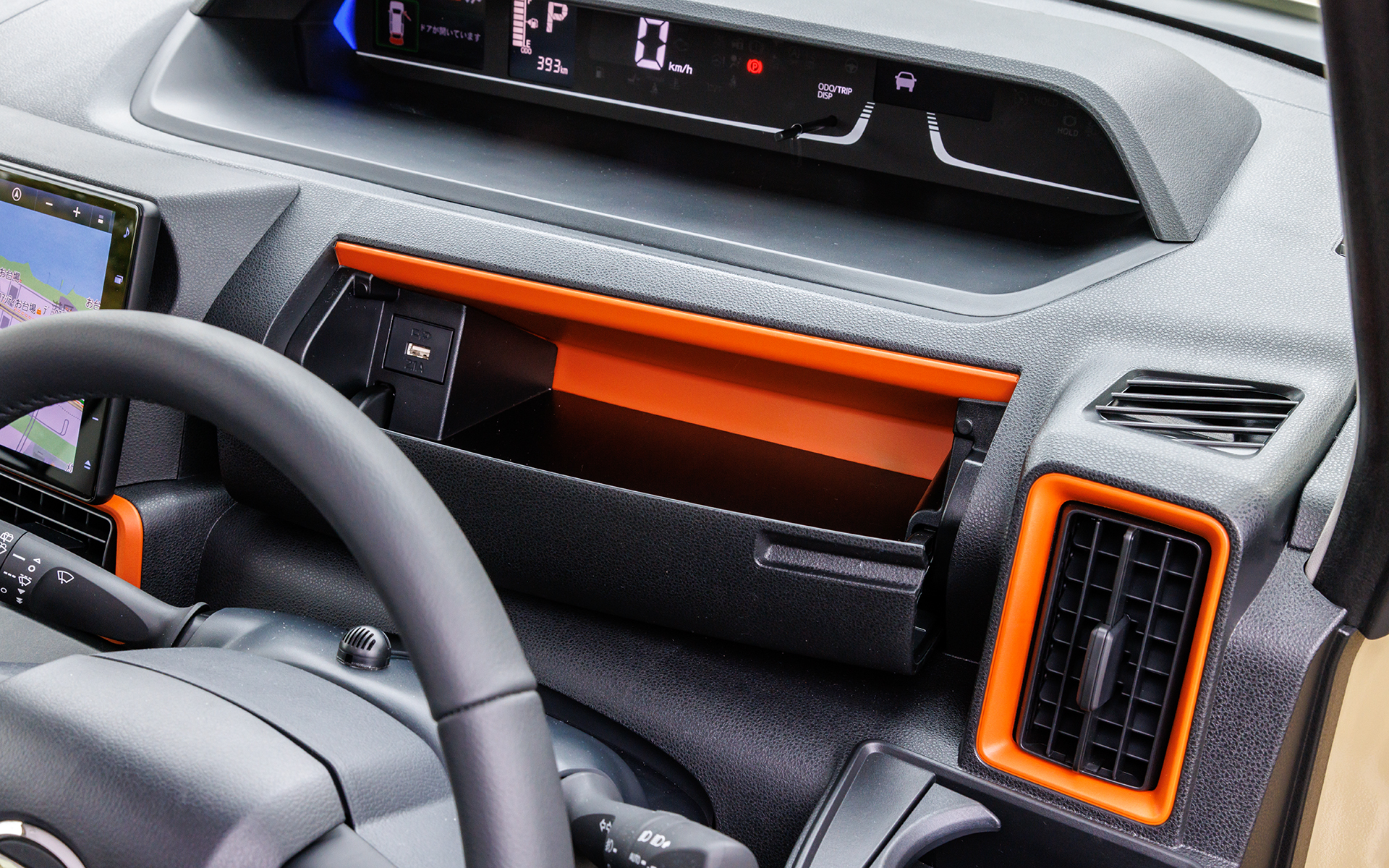ステアリング前のインパネアッパーボックスにもオレンジのアクセント。内部もオレンジでUSB端子を装備する