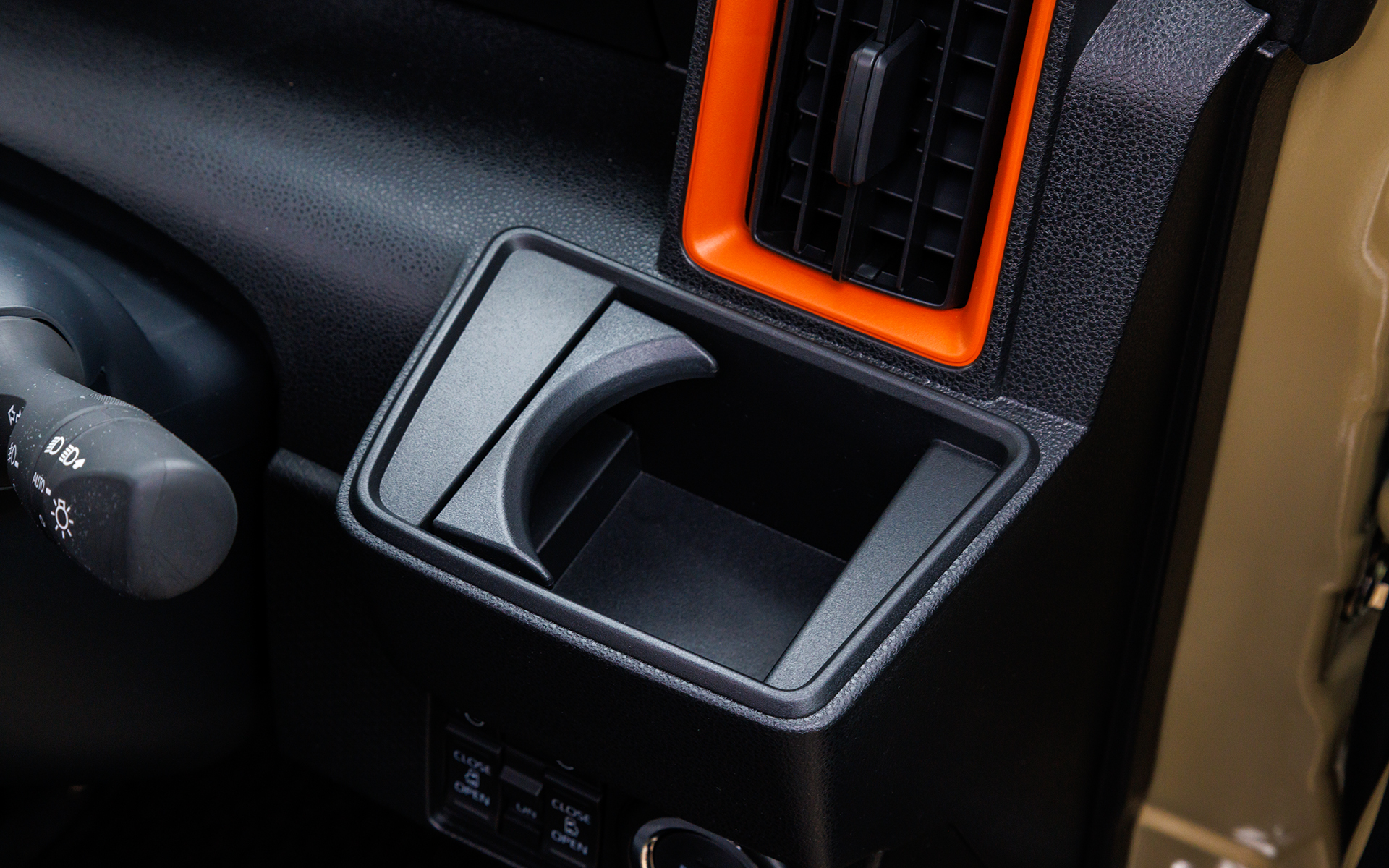 運転席前のカップホルダー。四角い紙パックにも対応