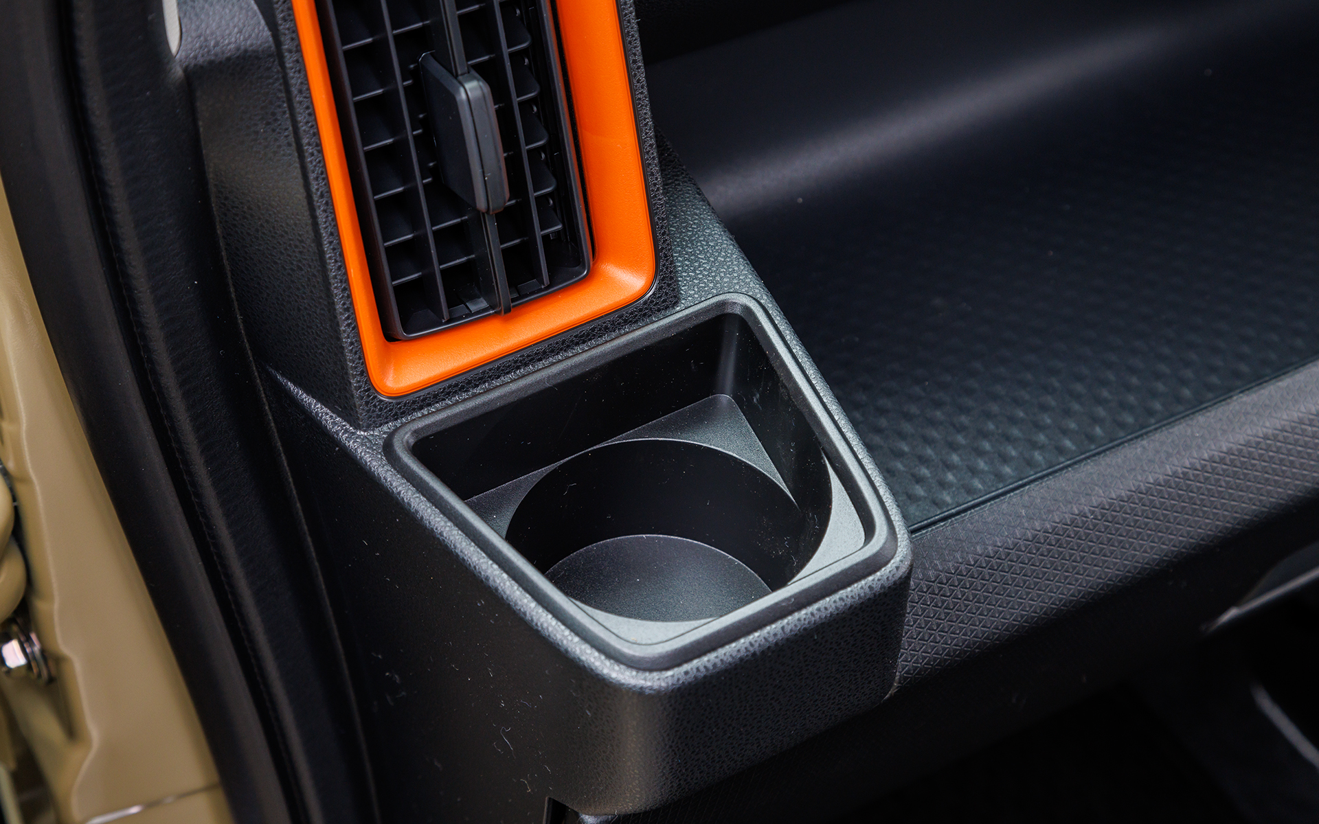 助手席前のカップホルダー。こちらは缶など丸形のみ