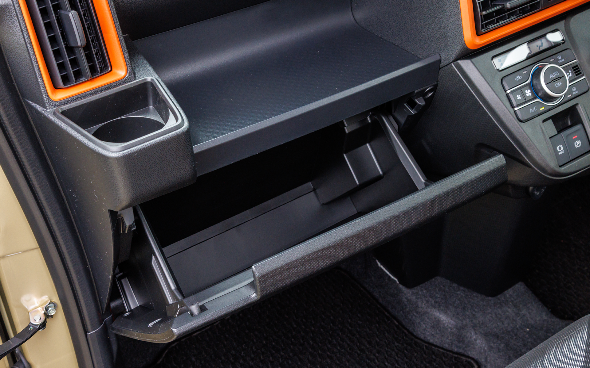 容量が大きめのグローブボックス