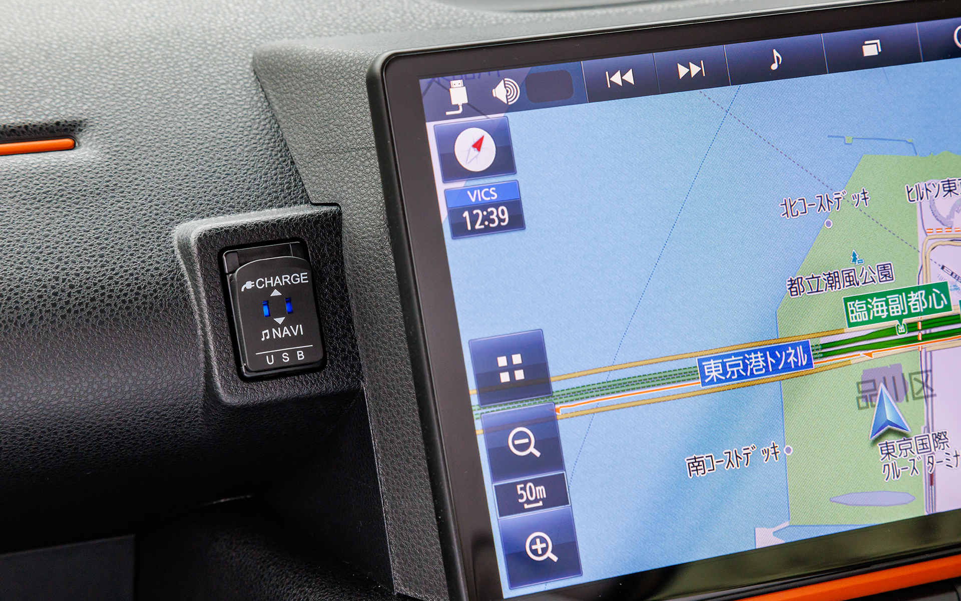 モニター横にUSB端子