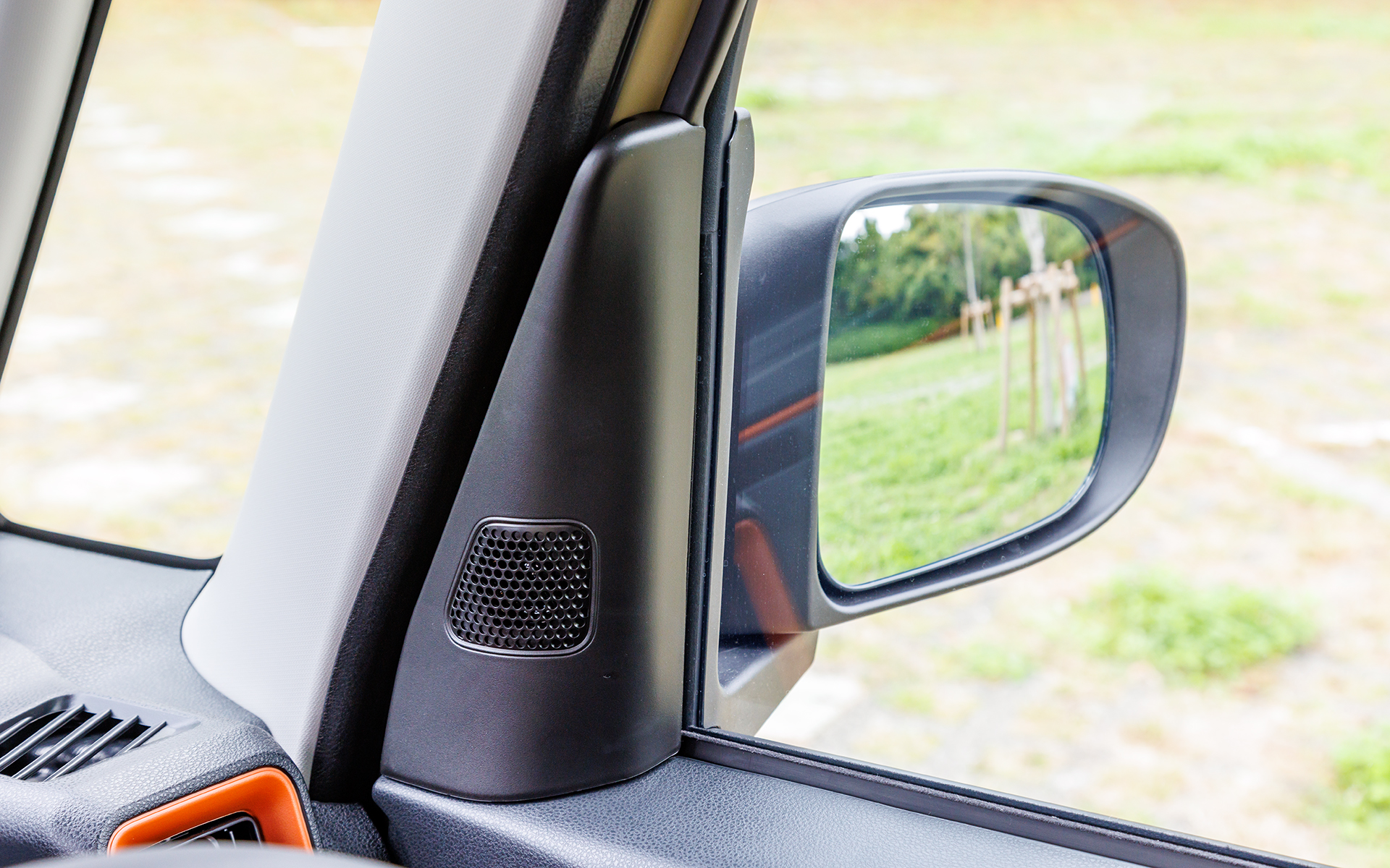 フロント16cmスピーカーのみ装備するオーディオレス仕様が標準。オプションの純正ナビ装着用アップグレードパックを装着するとツィーターも付く