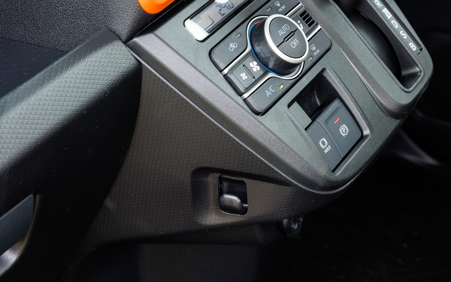 インパネ助手席側にはコンビニ袋やマスクを掛けるのに便利なフックを用意