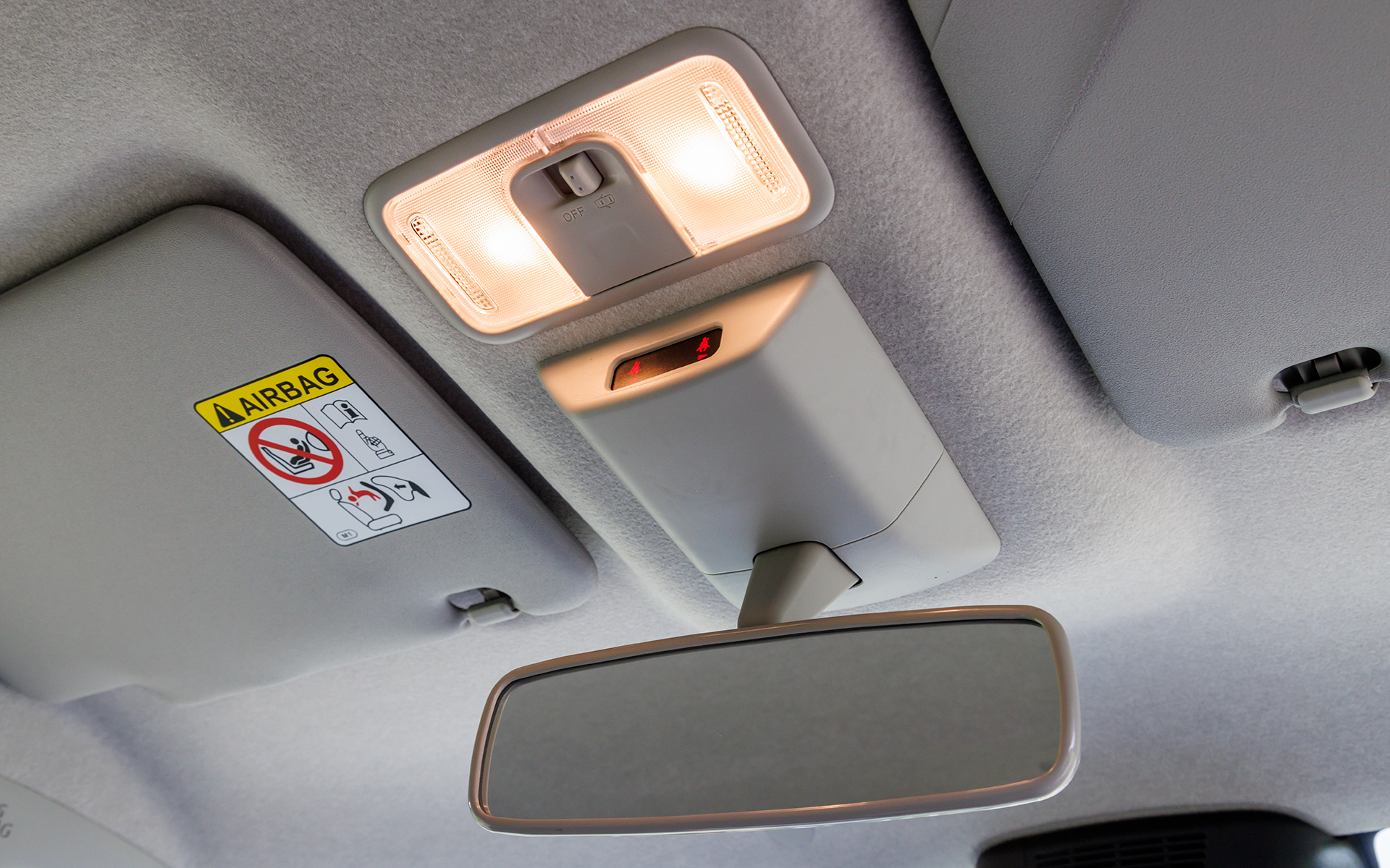 ルーフには運転席、助手席用のパーソナルランプを用意。サンバイザー裏にはバニティミラーを装備する