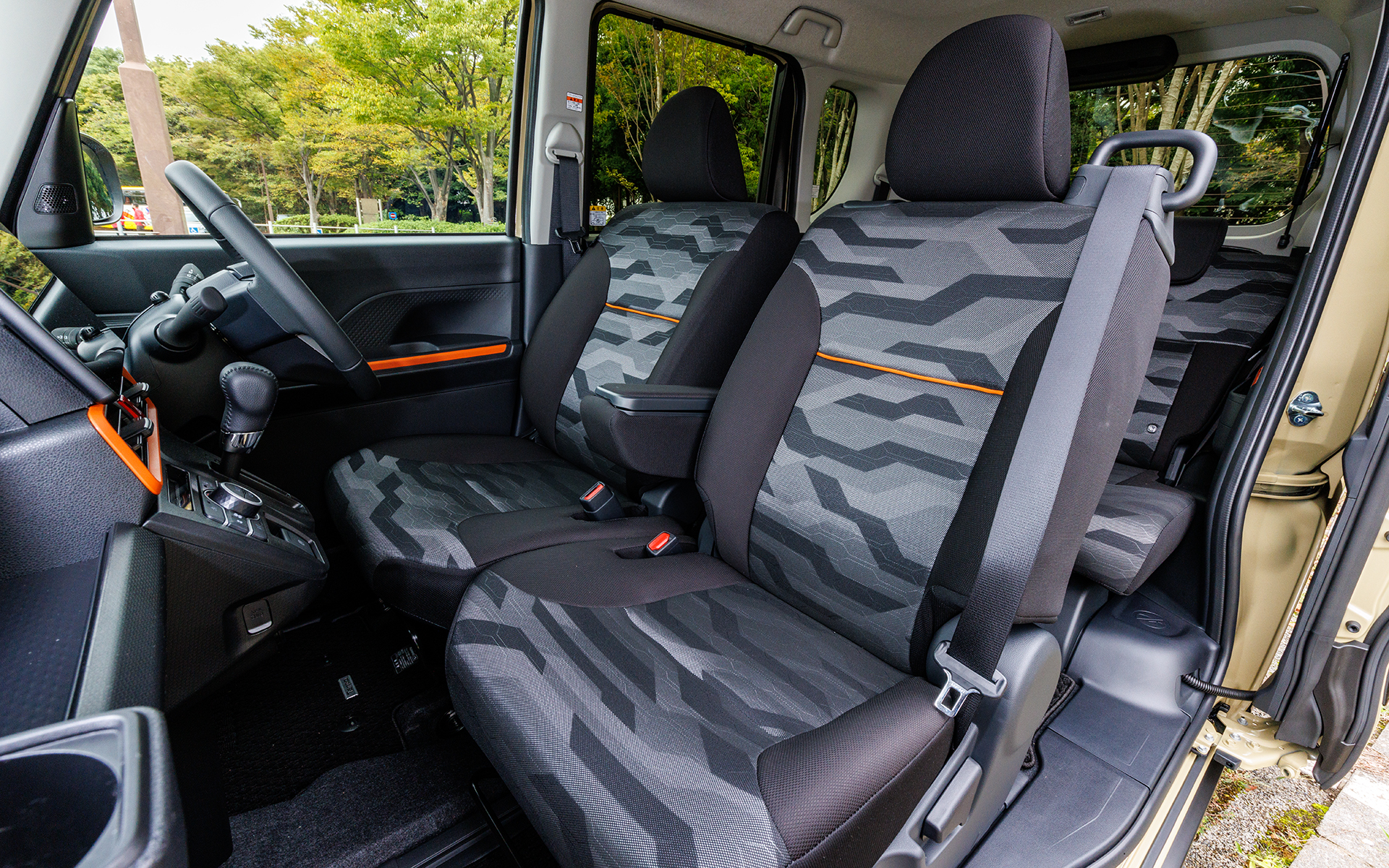 ベンチタイプのフロントシート。表皮はカモフラ柄で撥水加工も施されている。運転席ロングスライドシートはオプション