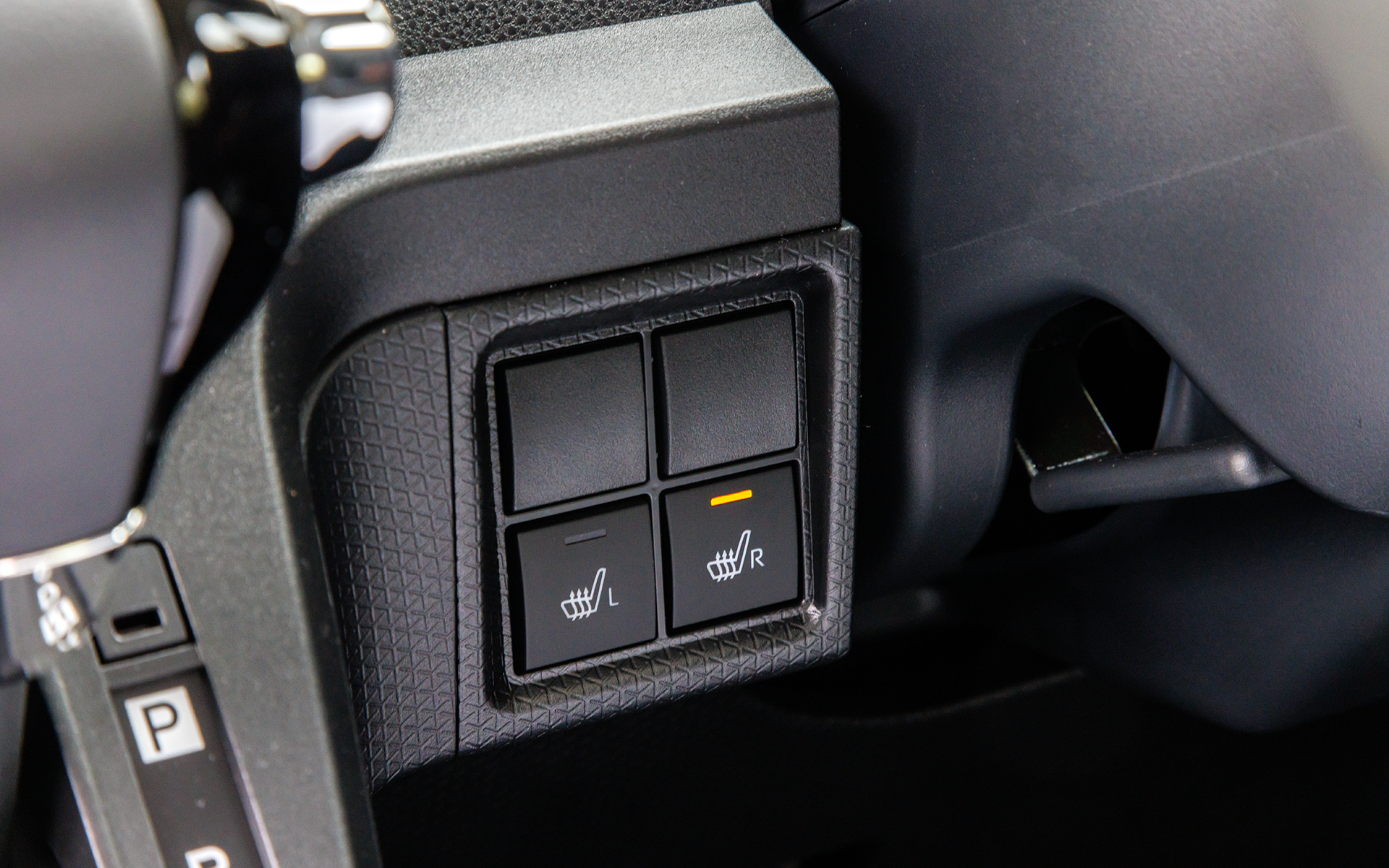 運転席、助手席ともにシートヒーターが標準装備される