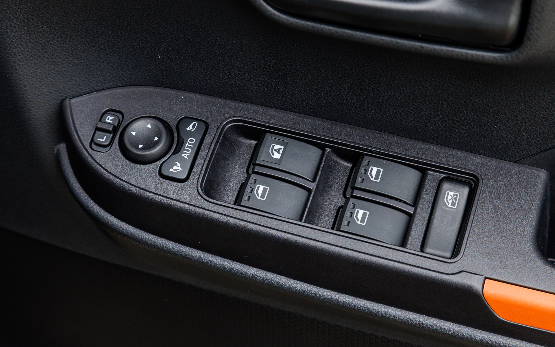 アームレストにはパワーウィンドウなどのスイッチ類