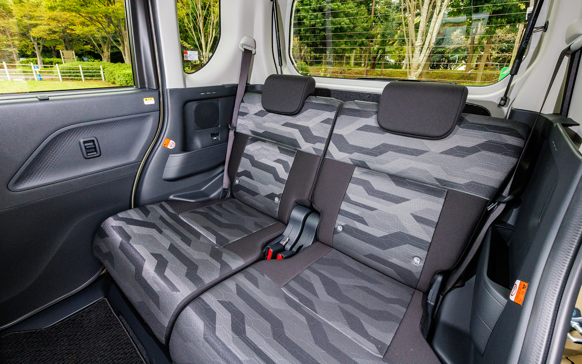 リアシートもフロント同様にカモフラ柄。シートアレンジは後述のタント カスタムを参照してほしい