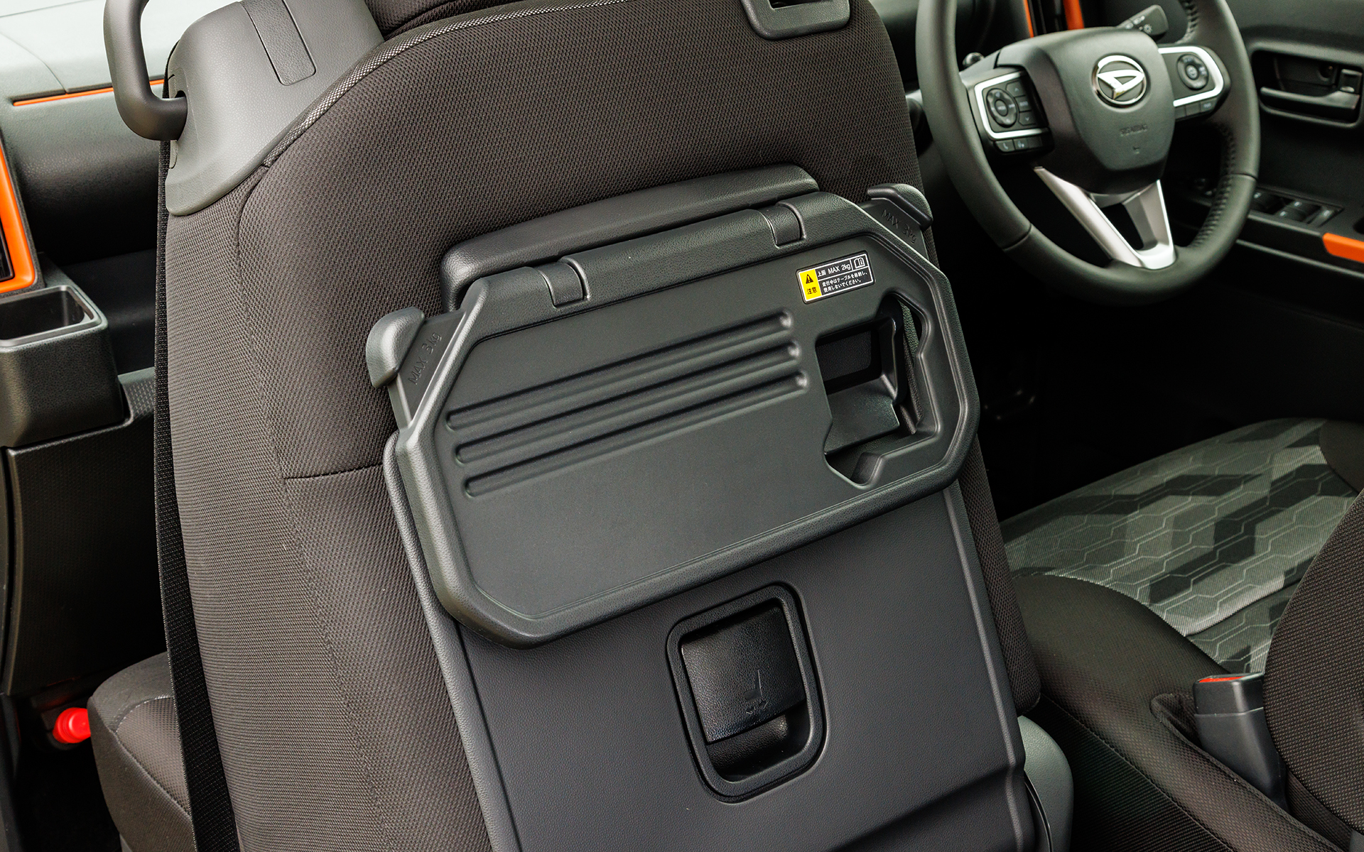 運転席、助手席の背面に折り畳み式のテーブルを装備。前席をスライドさせるレバーも付く