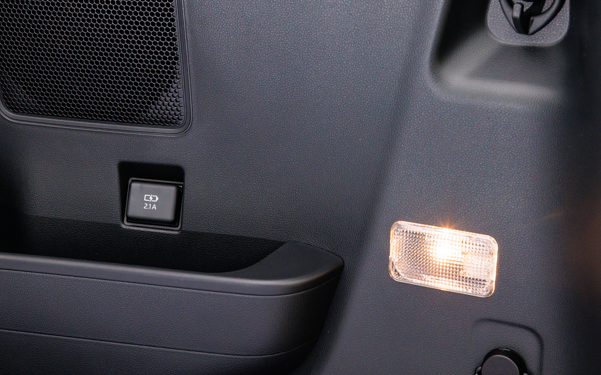 ラゲッジルーム側面にUSB端子とランプを新設