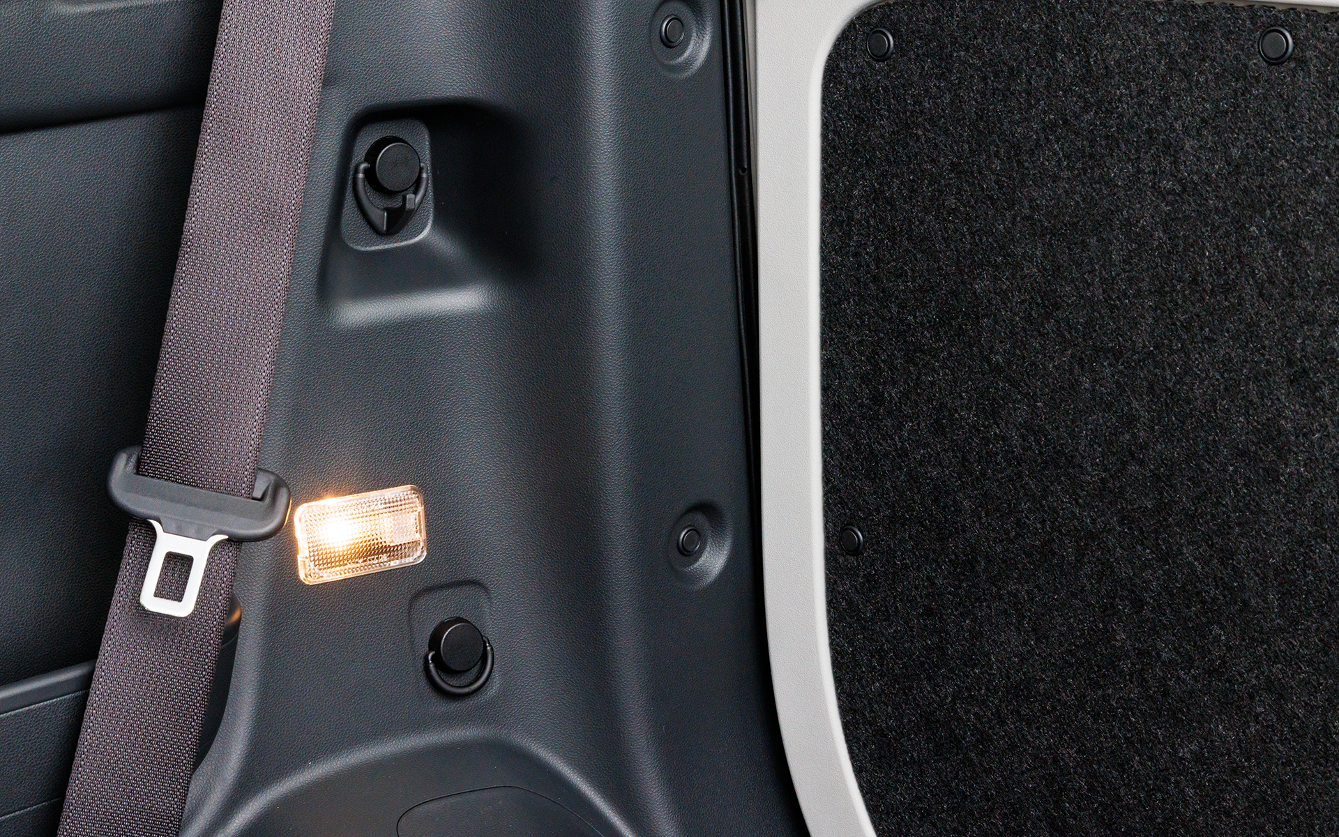 壁面にはカラビナなどを掛けるのに便利なフックを用意