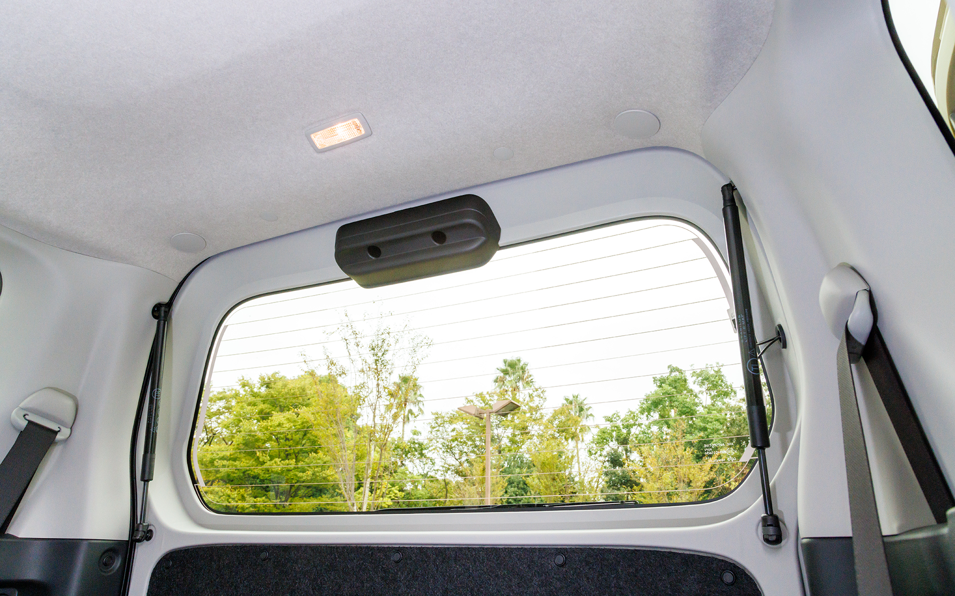 サイドだけでなくルーフにもランプがある