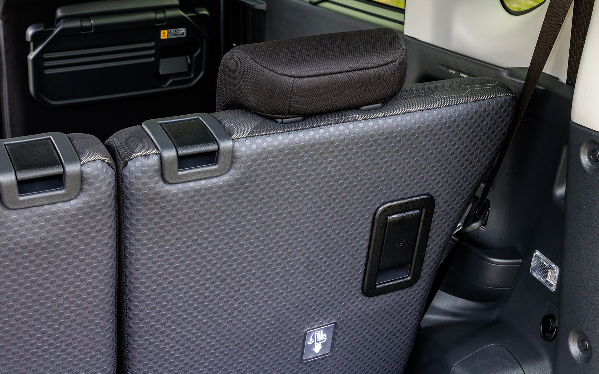 リアシート背面にはラゲッジ側からスライド操作が可能なレバーを用意