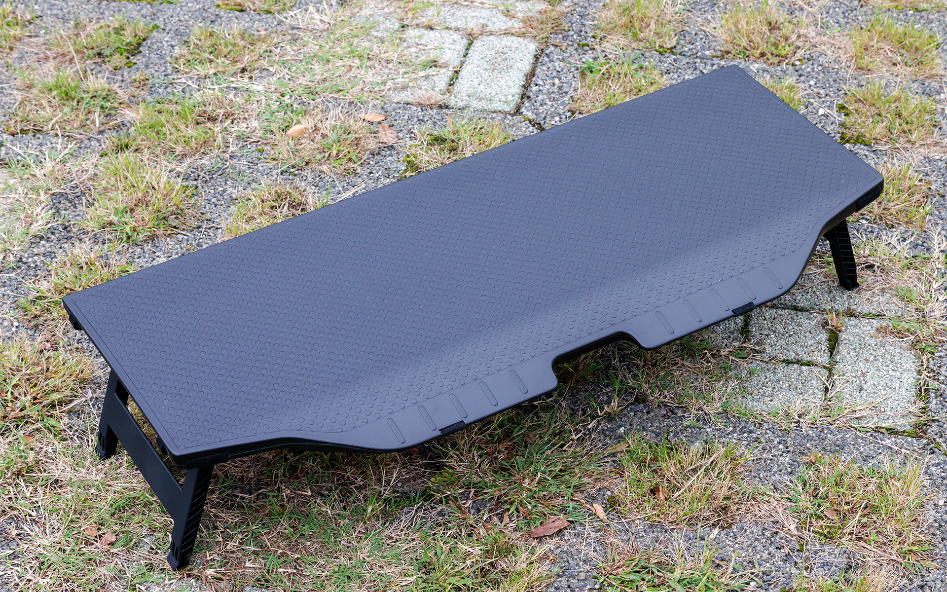 上下2段調節式デッキボード。内部に鉄パイプを3本入れることで強度を確保している。耐荷重は20kg