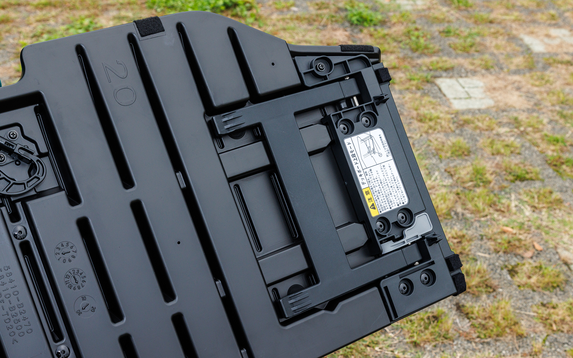 グレーのレバーで足のロック、アンロックが可能