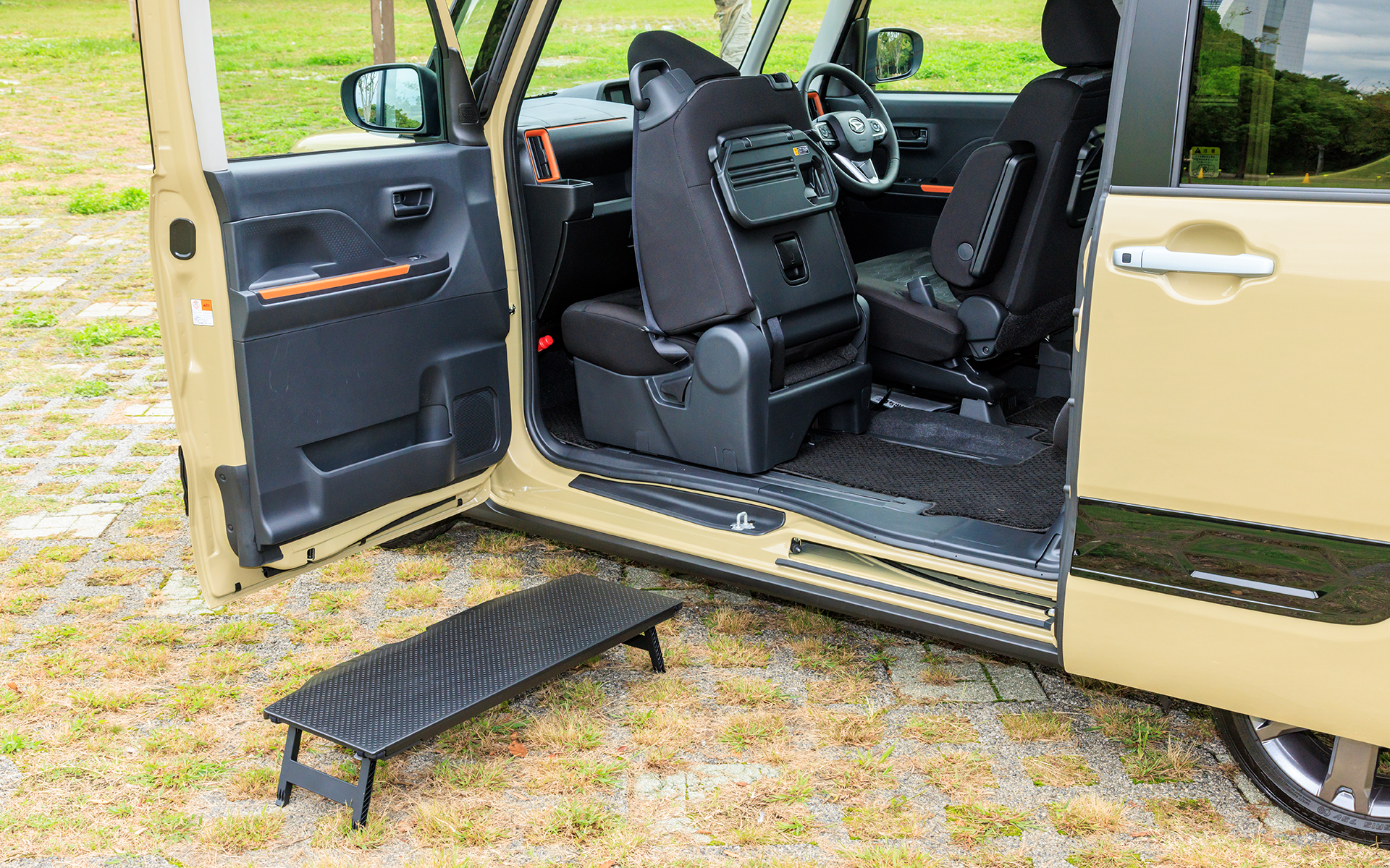 車外に持ち出してローテーブル的な使い方も