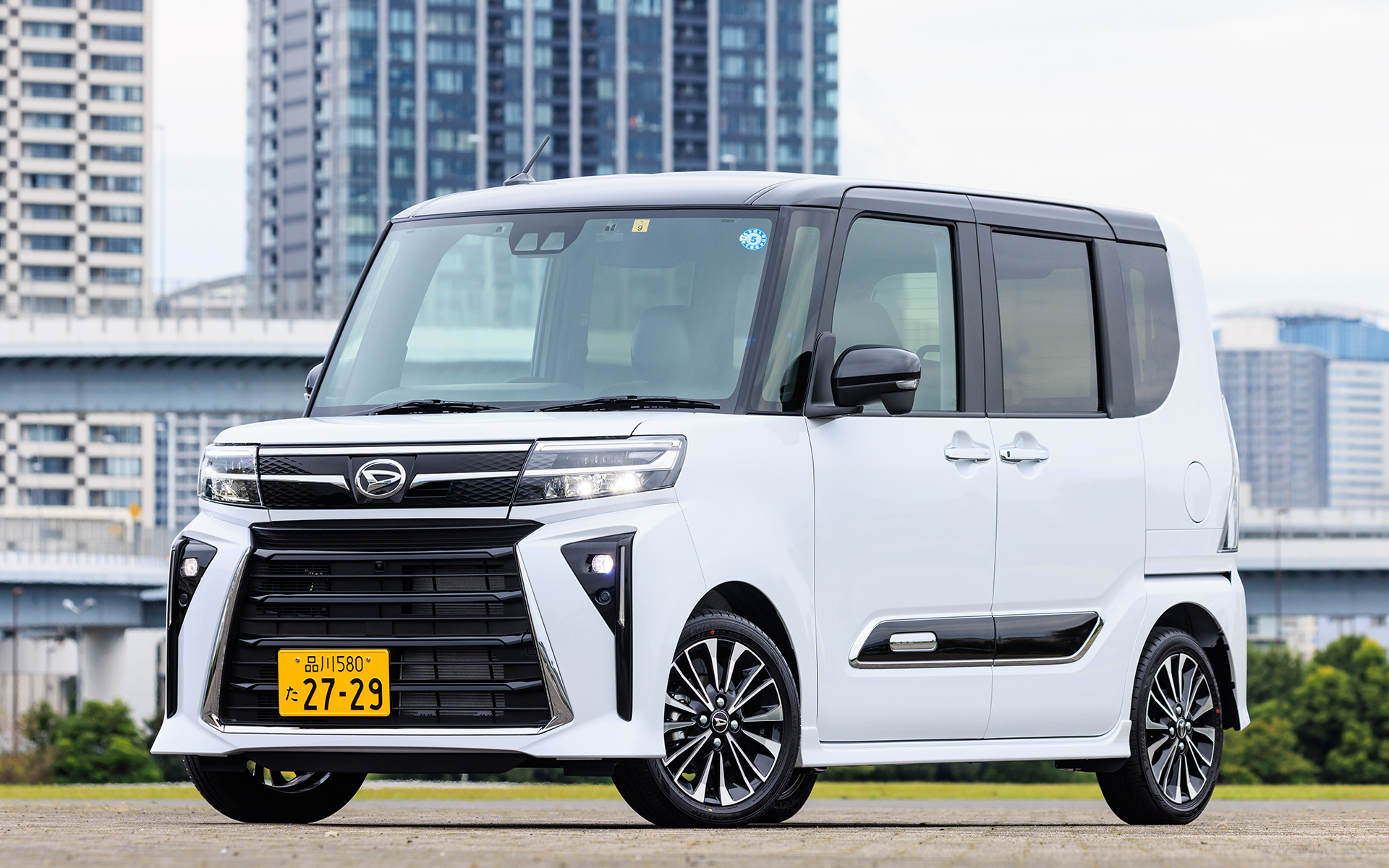 タント カスタム RS。撮影車両のボディカラーはシャイニングホワイトパール×ブラックマイカの2トーン