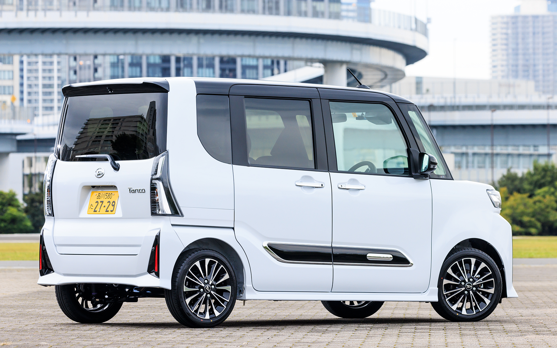 タント カスタム RS。撮影車両のボディカラーはシャイニングホワイトパール×ブラックマイカの2トーン