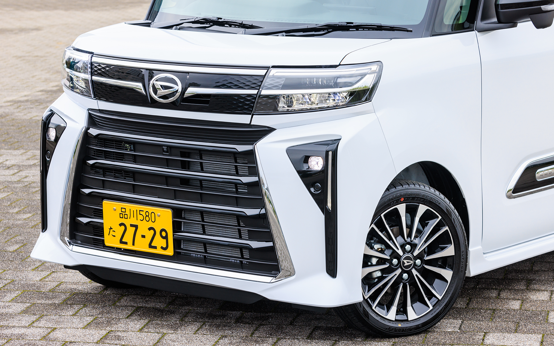 ワイドで立体感を増したフロントマスク