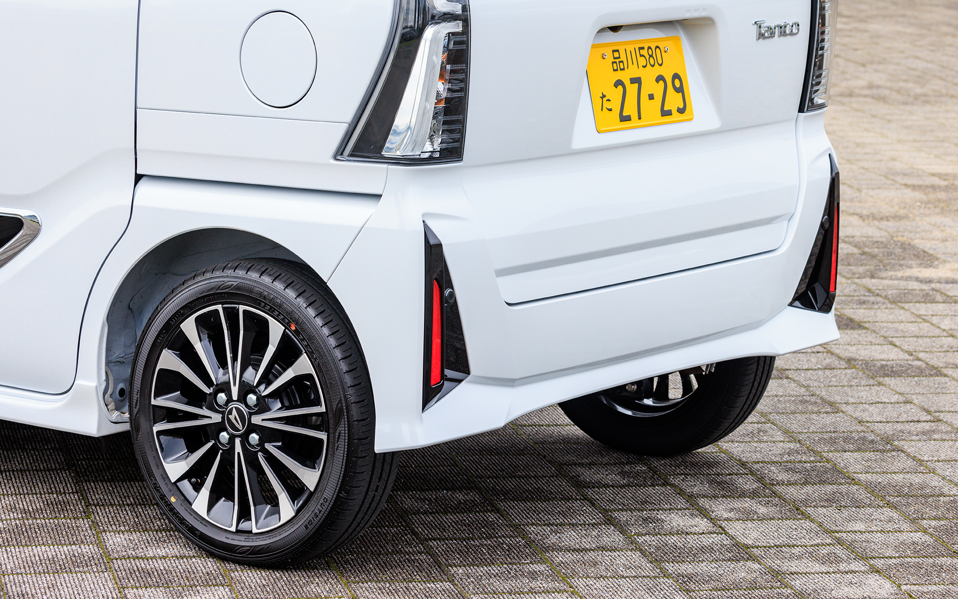 リアバンパーもボリュームを増したデザインに変更