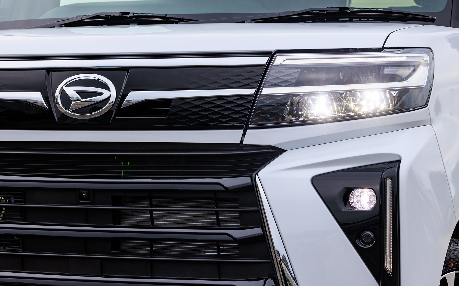 ヘッドライトはグリルに合わせて薄型化。カスタムはオートレベリング機能付のフルLEDタイプになる