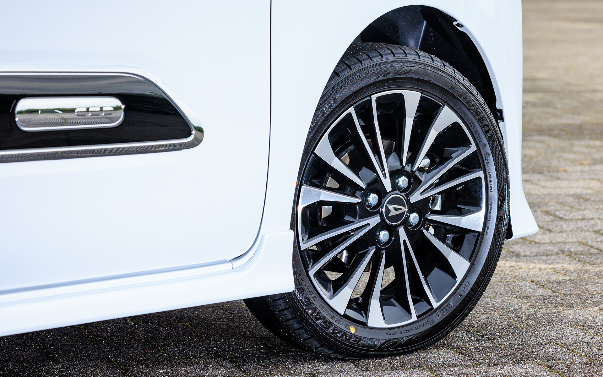 カスタムは15インチアルミホイールが標準。タイヤサイズは165/55R15