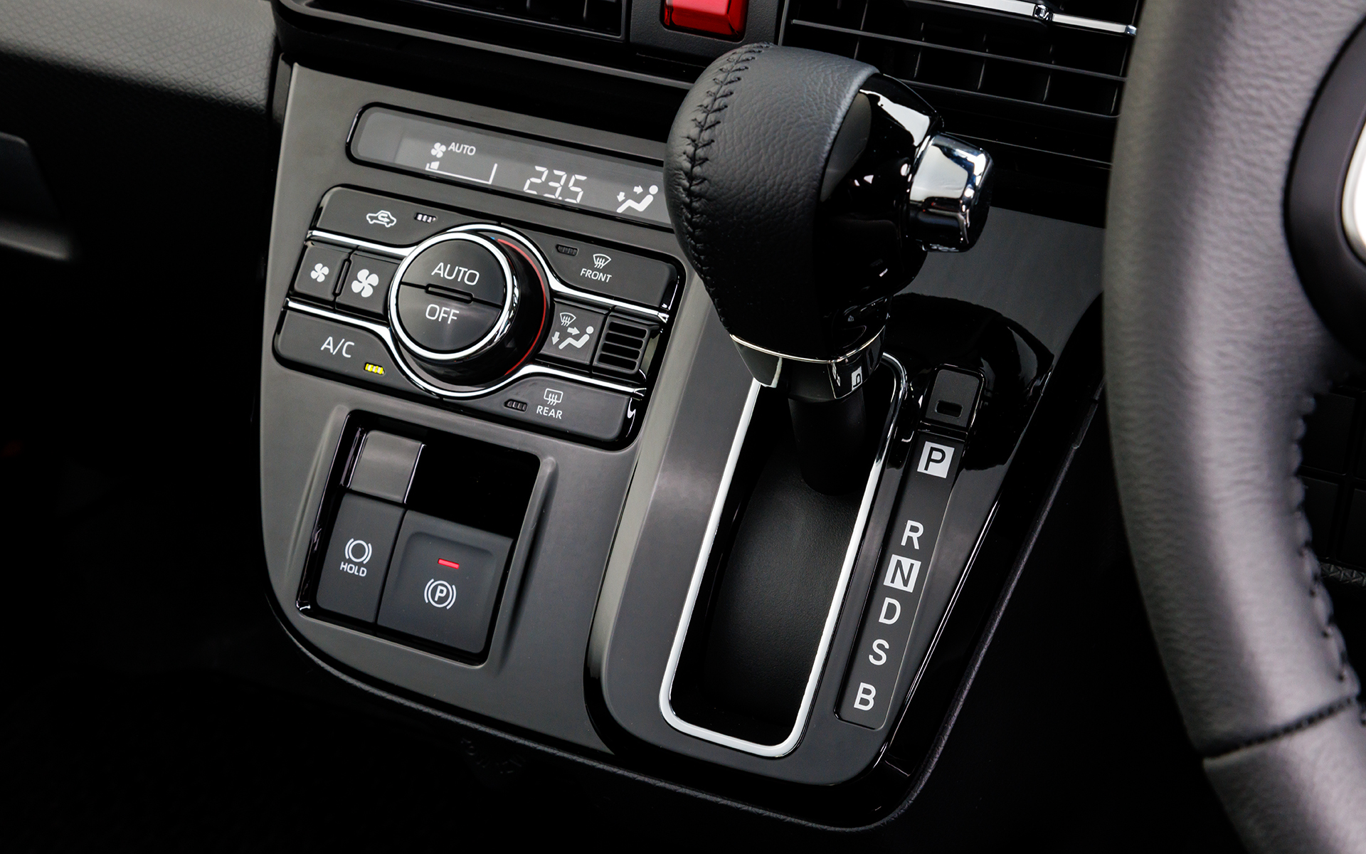 本革巻シフトノブはメッキのアクセント入り。パネルは光沢感のあるプレミアムシャインブラック