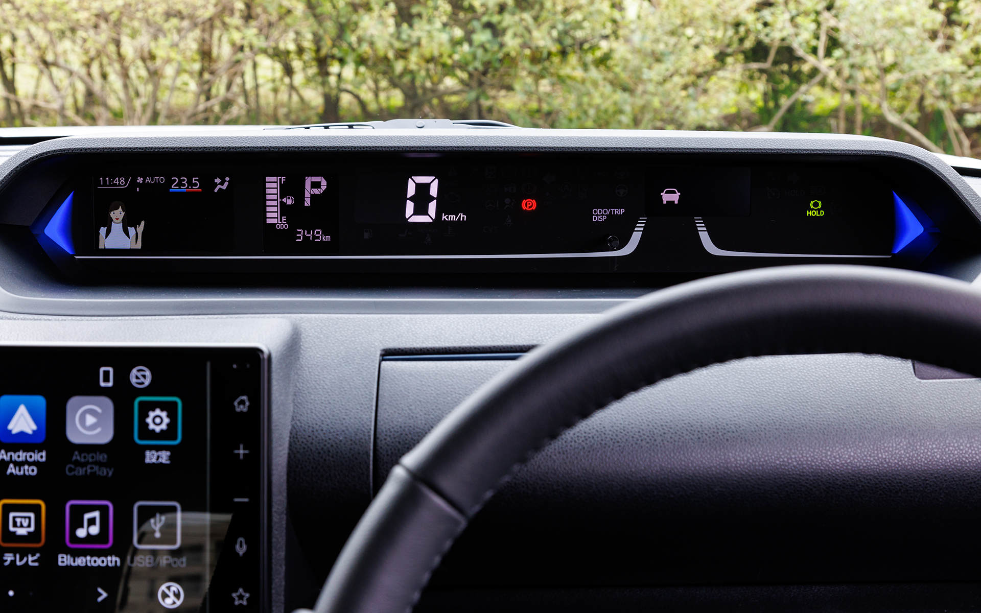 メーターはデジタルメーターをメインとしたワイドな薄型