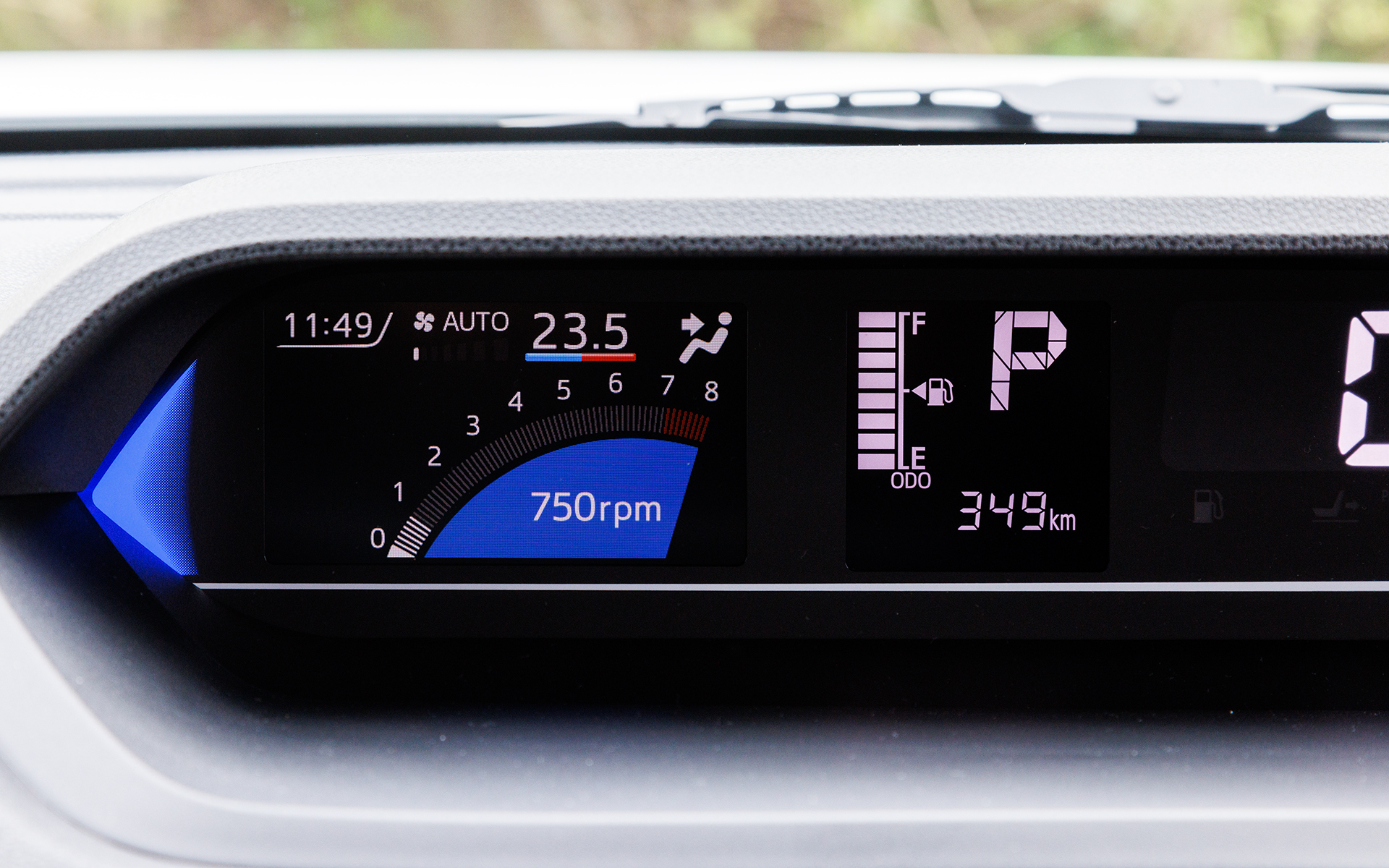 左サイドにはさまざまな情報表示に切り替えられるマルチインフォメーションディスプレイを配置