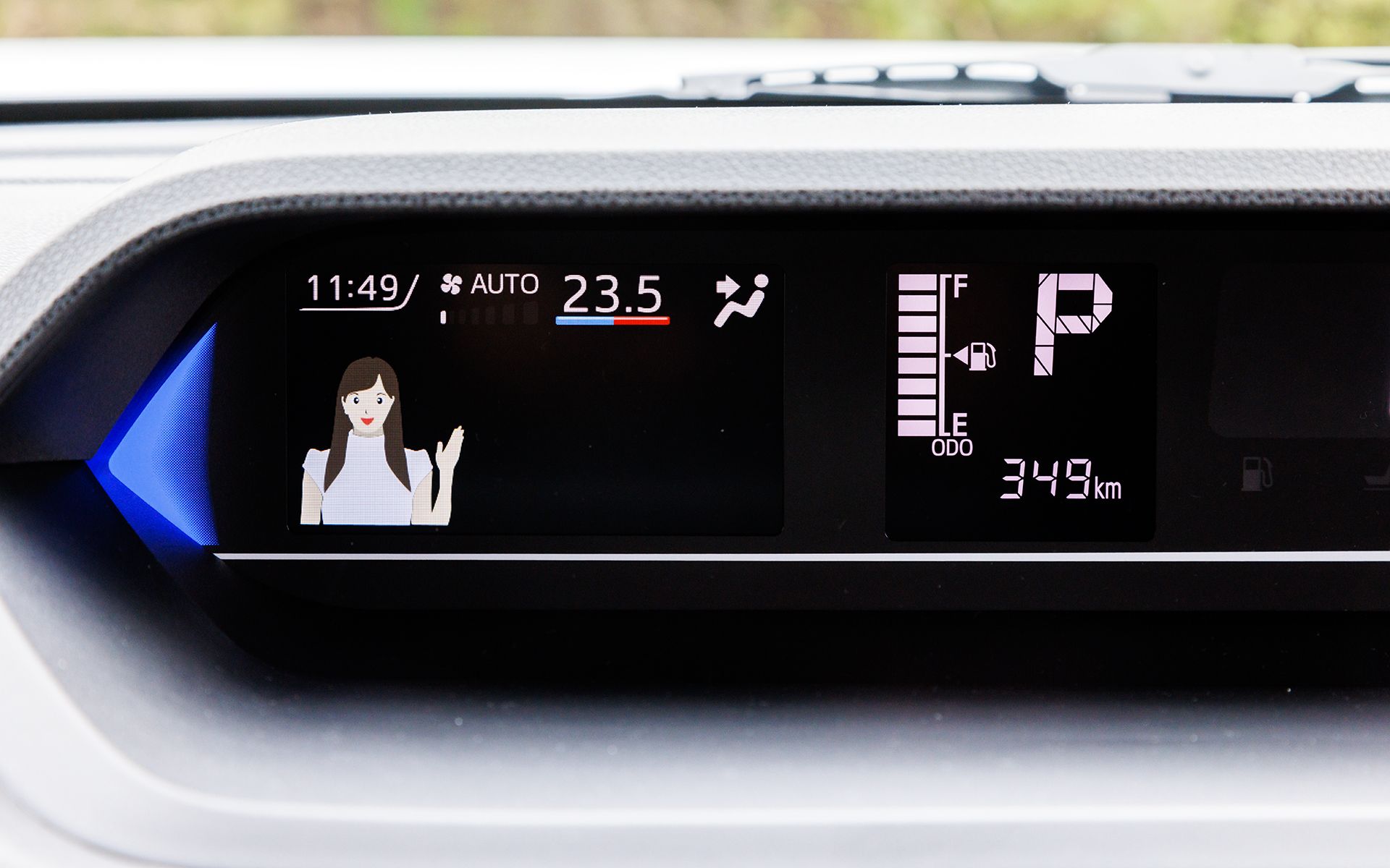 左サイドにはさまざまな情報表示に切り替えられるマルチインフォメーションディスプレイを配置