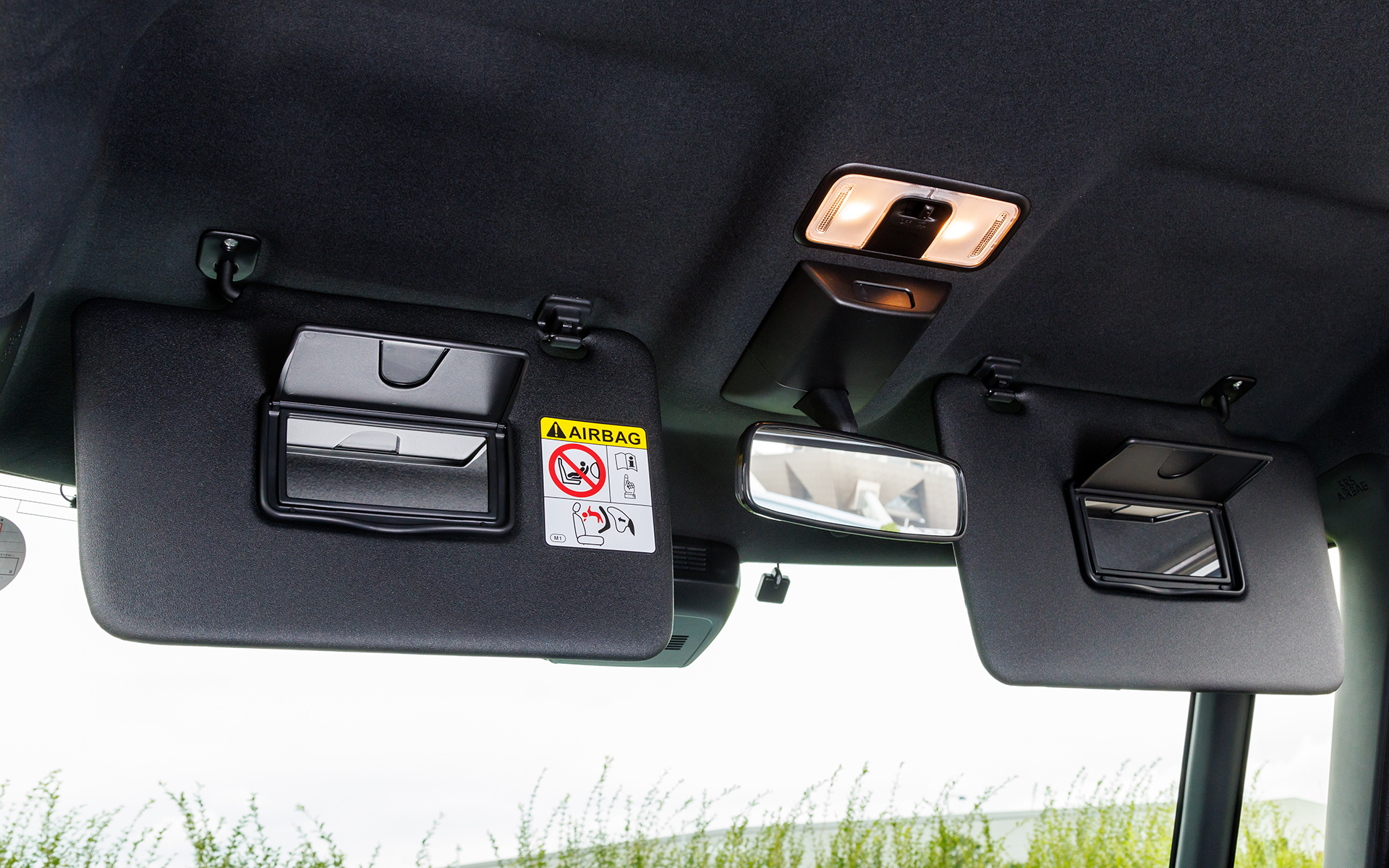 サンバイザー裏にはバニティミラーを装備