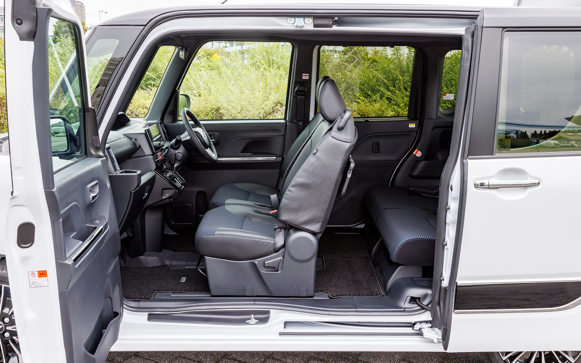 前、後、両方と自由に開閉が可能なミラクルオープンドア。前後とも開ければ広い開口部が実現しシートへのアクセスはバツグン