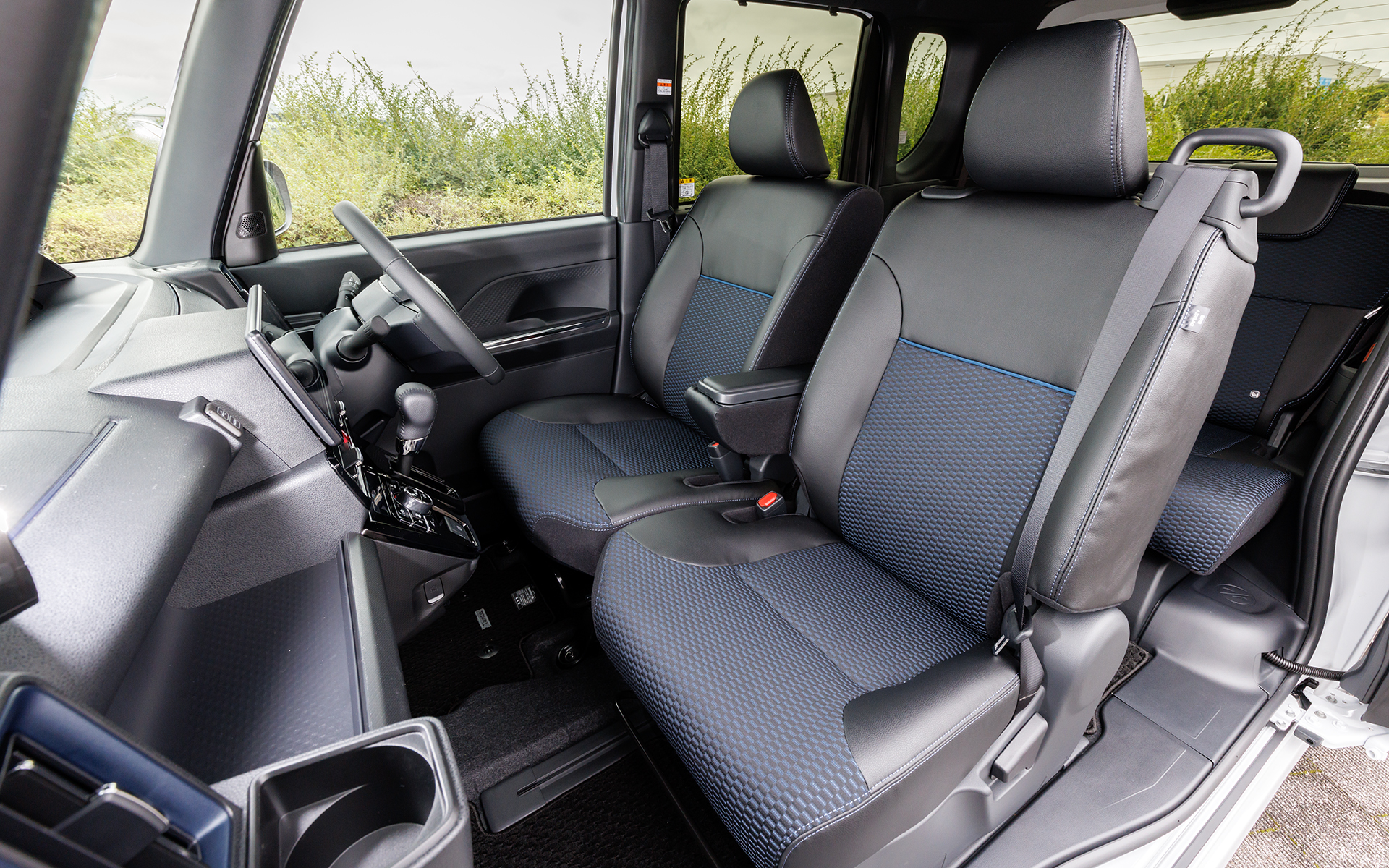 フロントシートはベンチタイプ。シート表皮はレザー調素材とファブリックのコンビネーション。ファブリック部分は横糸がグラデーションになった凝ったデザイン