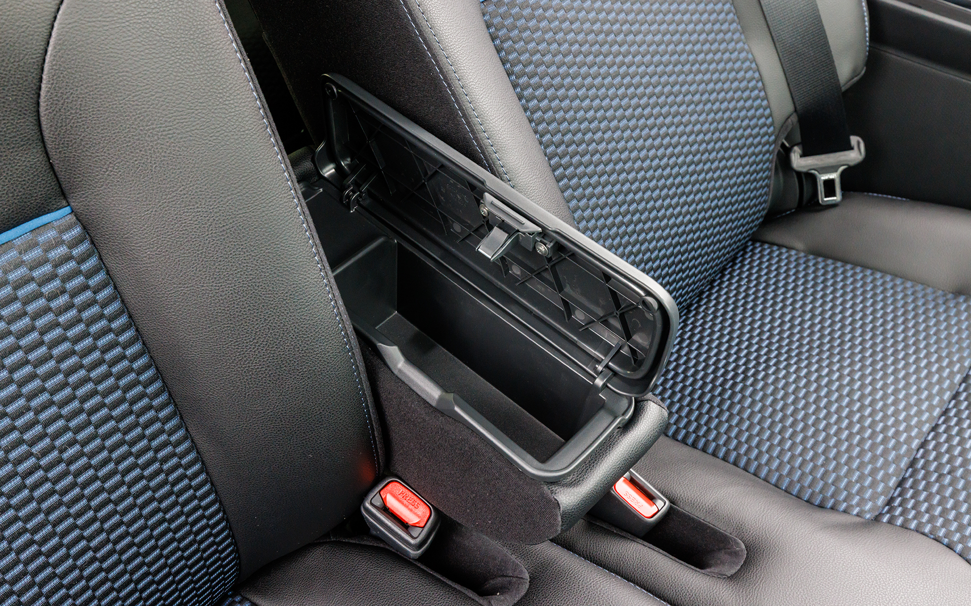 アームレストは収納付。オプションの運転席ロングスライドシートを装着すると、記事後半で紹介しているタントに装着される左右分割のスリムなタイプになる