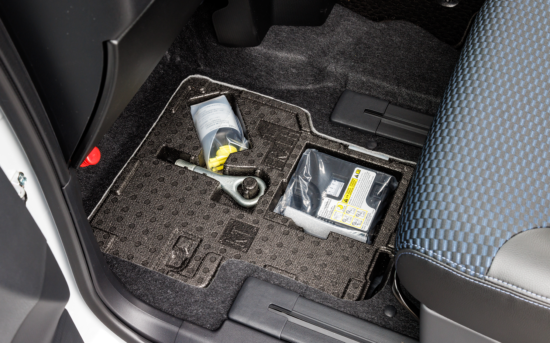 パンク修理キットや工具類は助手席足下に収納。荷物を満載していてもすぐに取り出せるので使い勝手はよさそう
