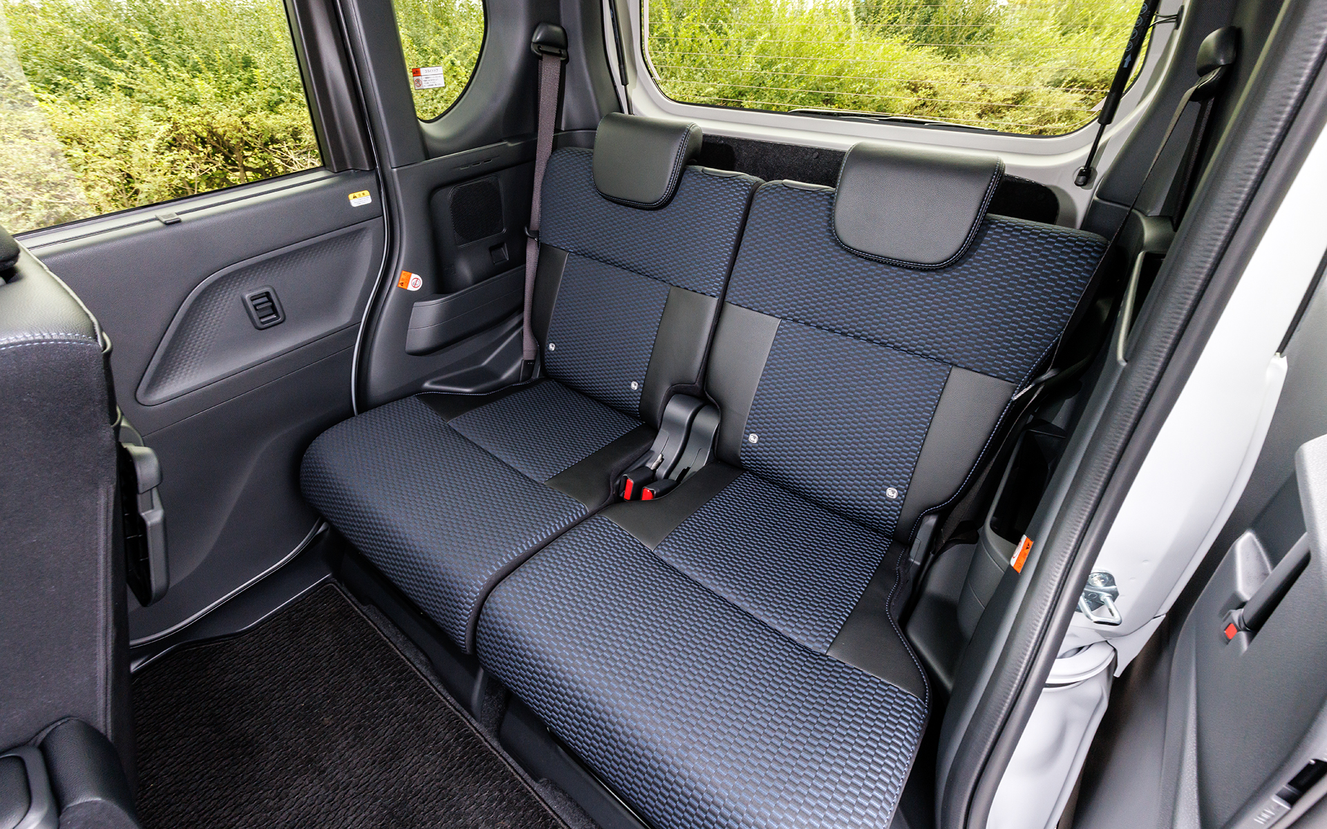 50：50の分割可倒式リアシート。240mmスライド、リクライニングが左右独立して行なえる