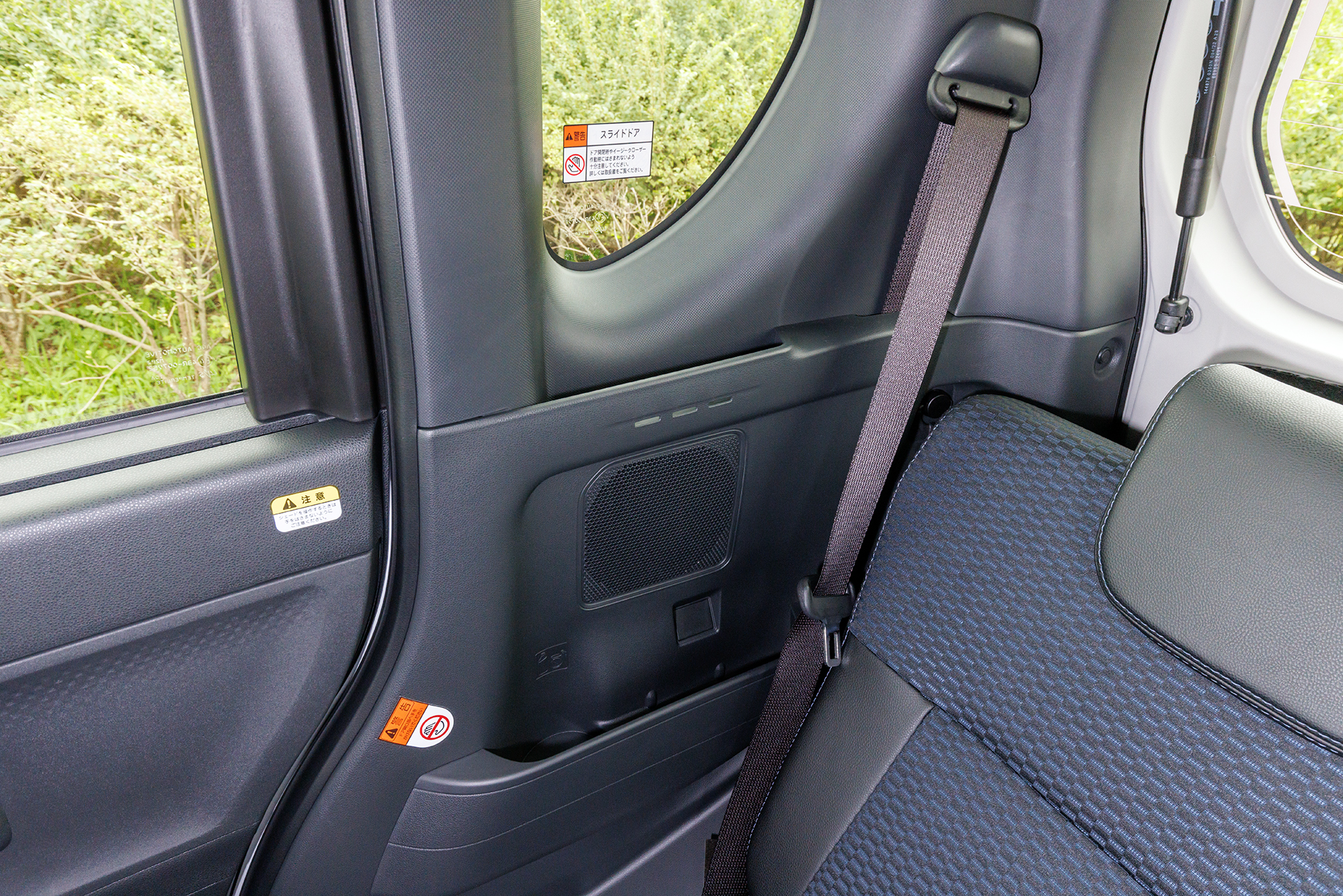 リアのサイドには上下にスリムなポケットを用意