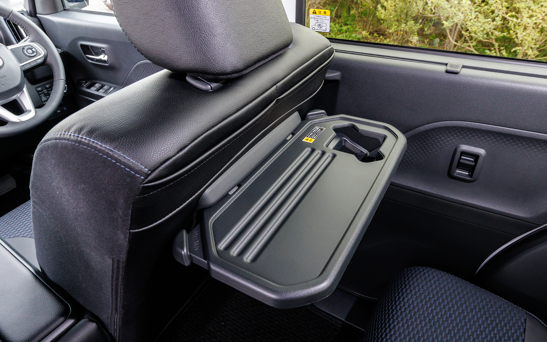 運転席、助手席背面に折り畳み式テーブルを設定