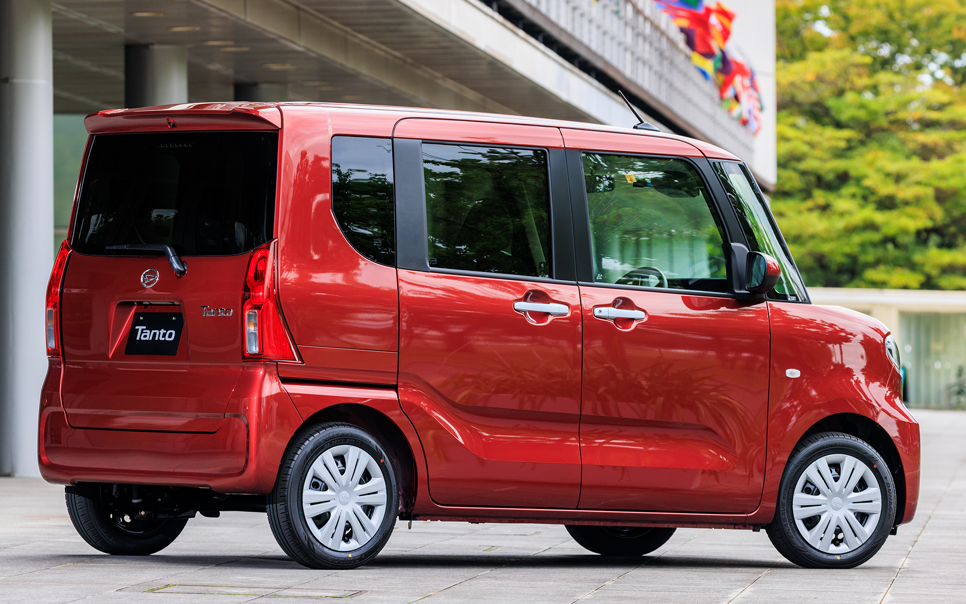 タント X。撮影車両のボディカラーはファイアークォーツレッドメタリック