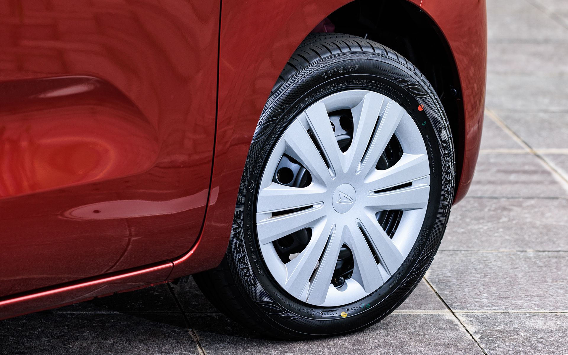 タイヤサイズは155/65R14。フルホイールキャップが標準になる