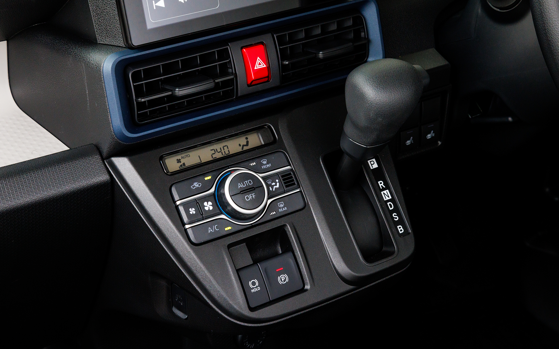 シフトノブもウレタン。オートエアコンは全車標準装備