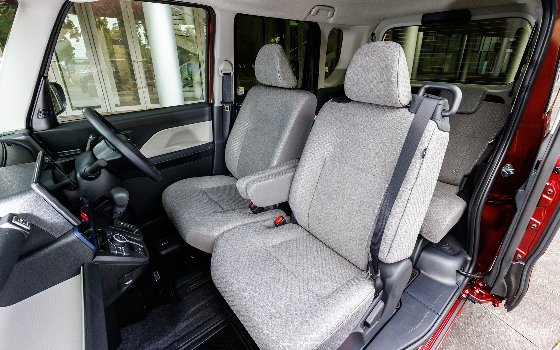 シート表皮は撥水加工されたフルファブリック。運転席ロングスライドをオプション装着しているため、アームレストが左右分割タイプになっている