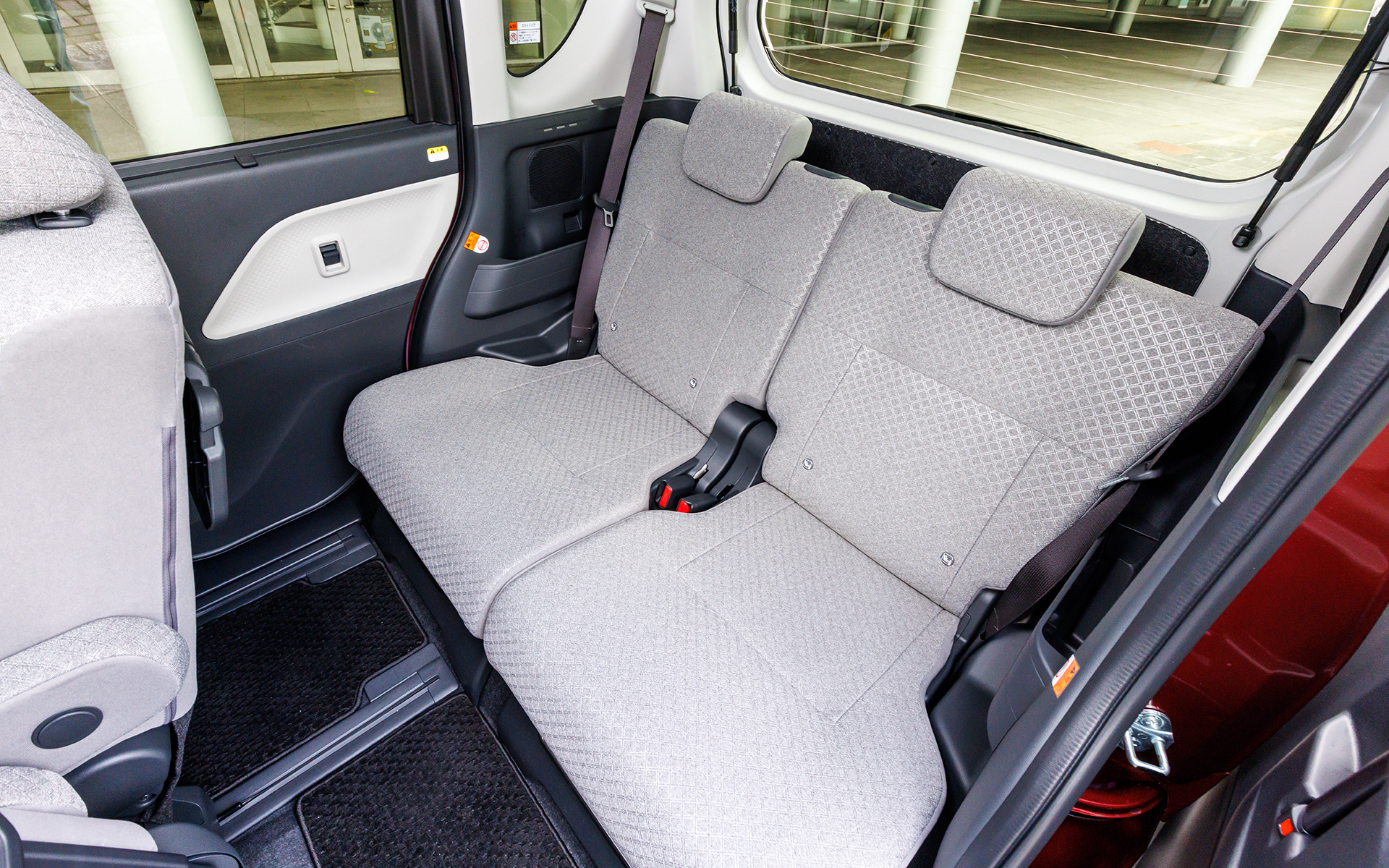 リアシートは他のモデルと同様