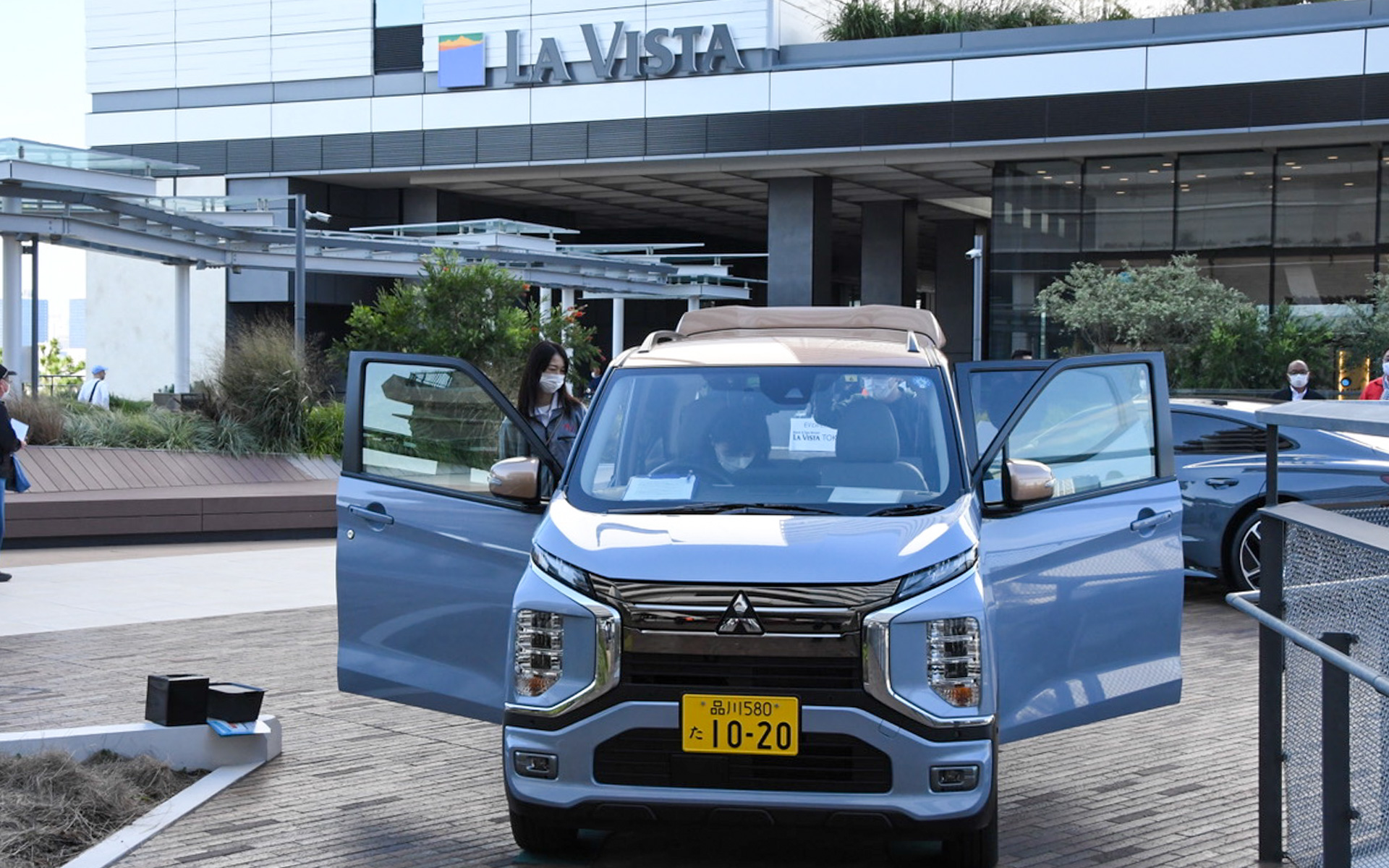 東京の湾岸エリアの絶景がパノラマで楽しめるホテル＆スパリゾート「LA VISTA TOKYO BAY」にて、旬のEVが集まったイベント「EV EXPERIENCE 2022」が開催されました。午前中、私が車両解説を担当したのがミツビシ・ekクロスEV。「えっ、これ軽なの？」と驚く人がいたり、「補助金が出るといくらになる？」と真剣に検討する人がいたり、来場者の皆さんといろんなお話ができて面白かったです