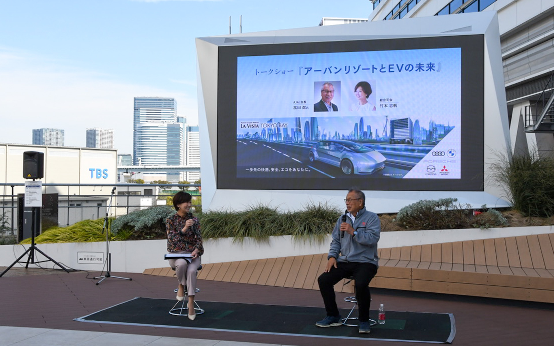 AJAJ会長・菰田潔さんと、MC・竹本志帆さんによるトークショー「アーバンリゾートとEVの未来」は、菰田さんの軽妙なトークで世界のびっくりリゾートホテルのお話が盛り上がり、「いつEVの話が出るのかしら？」とこちらがヒヤヒヤしちゃいましたが（笑）、最後はしっかり「必ずしも100％EVにすることがマストではなく、自分にはどれが合うのか、選択肢を知って適切に選ぶことが大切」だとシメるところがさすがでした