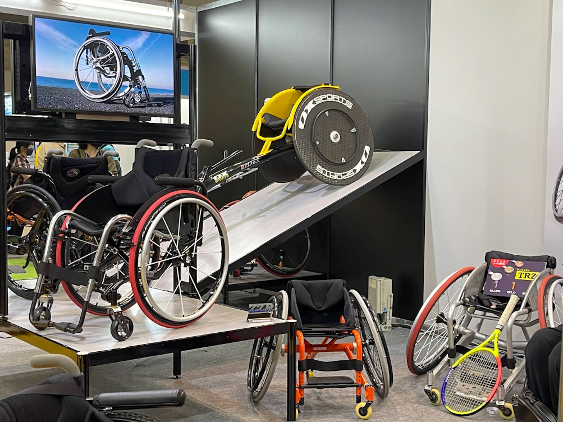 2021年の東京パラリンピックでOXエンジニアリング製の競技車両に乗った、国内外のパラアスリートたちが獲得したメダルは21個！