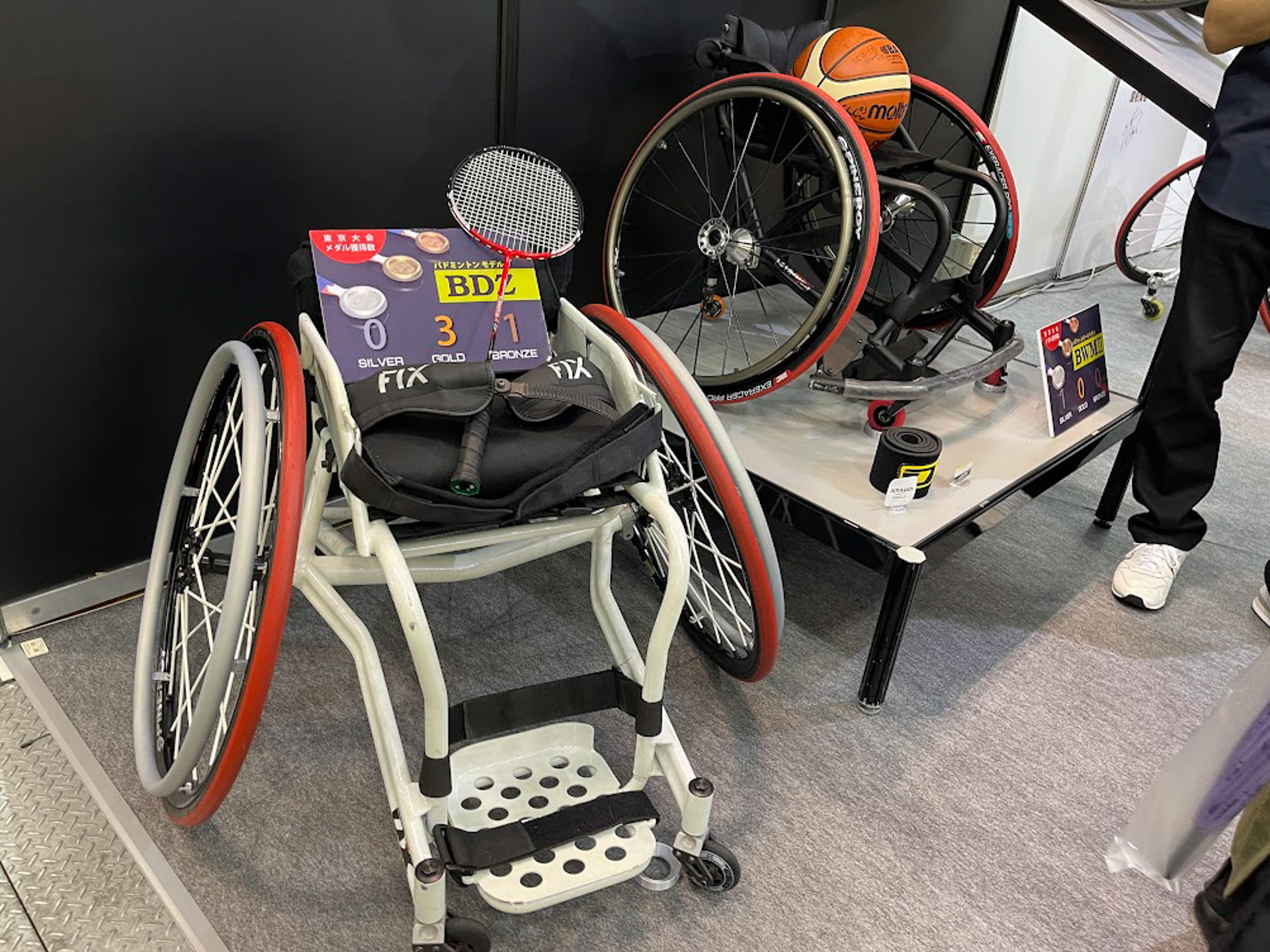 2021年の東京パラリンピックでOXエンジニアリング製の競技車両に乗った、国内外のパラアスリートたちが獲得したメダルは21個！