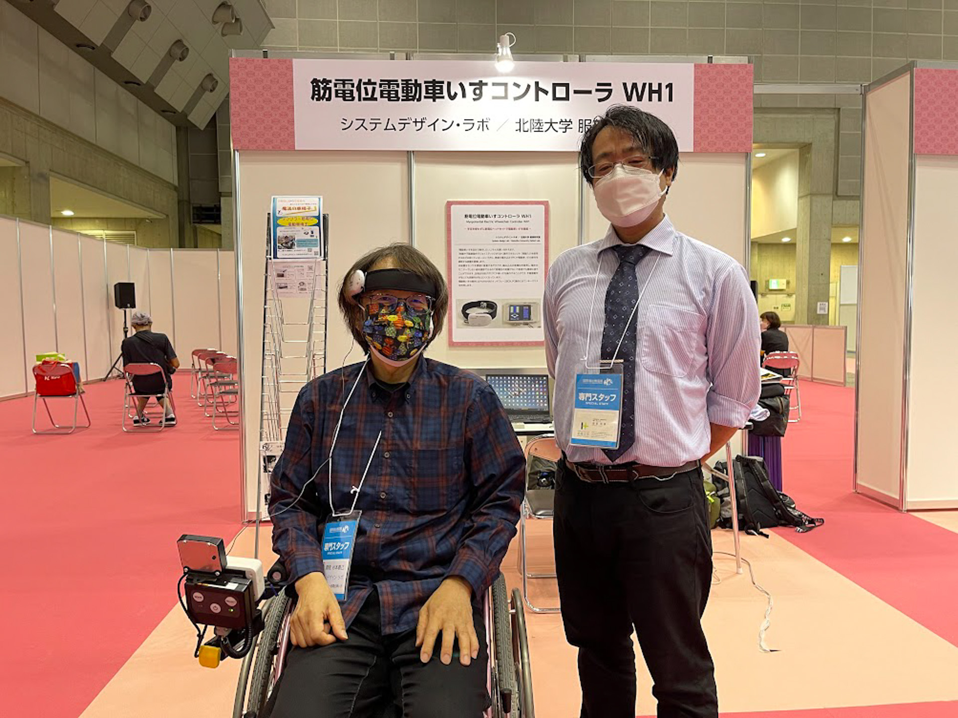 北陸大学服部研究所とシステムデザイン・ラボが共同開発した「筋電位電動車いすコントローラーWH1」