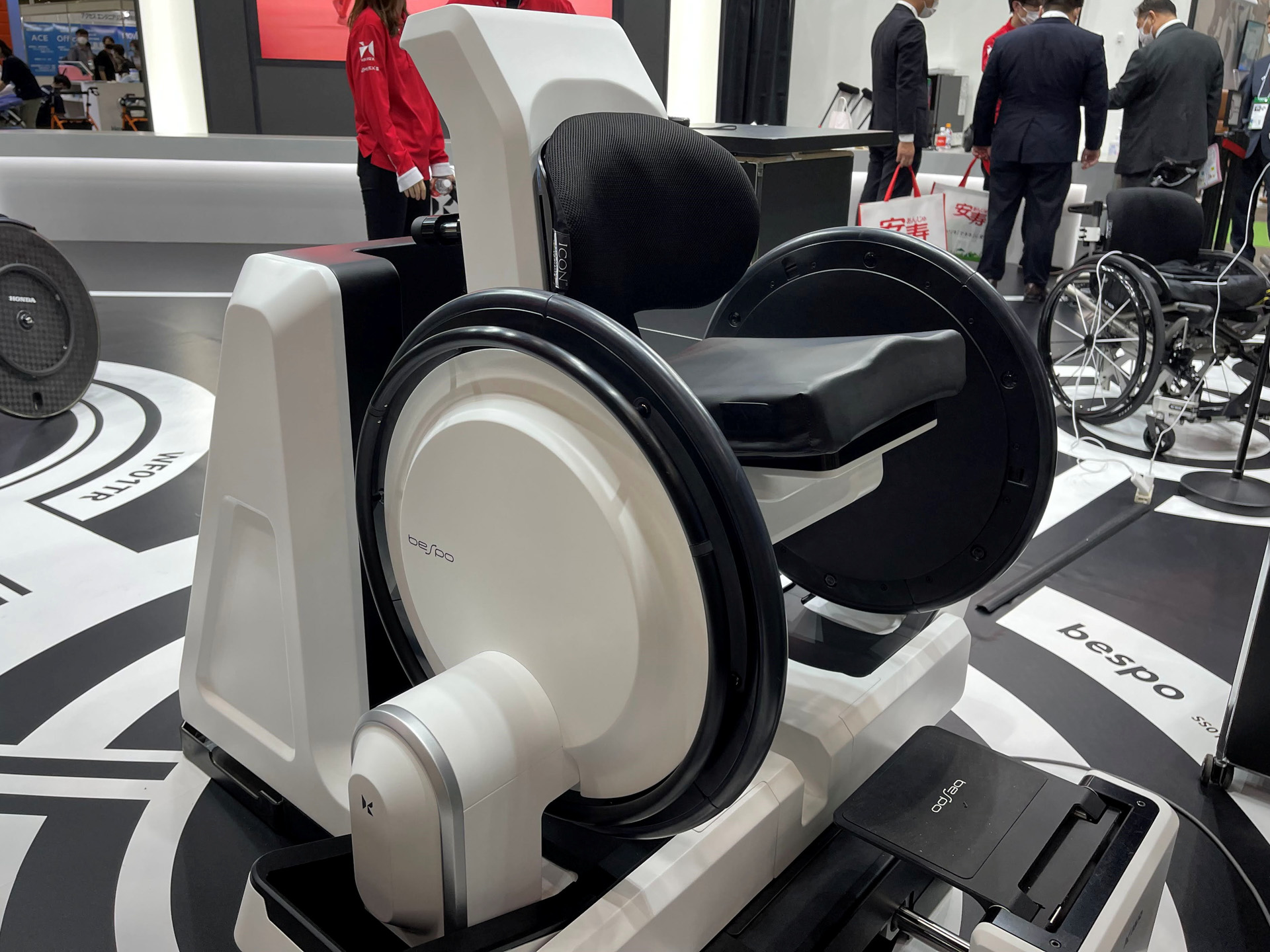 車いす用シーティングシミュレータ「bespo」（<a href="http://www.rds-design.jp/project/bespo/" class="n" target="_blank">http://www.rds-design.jp/project/bespo/</a>）。車いすユーザーひとりひとりの最適なポジションを計測することが可能