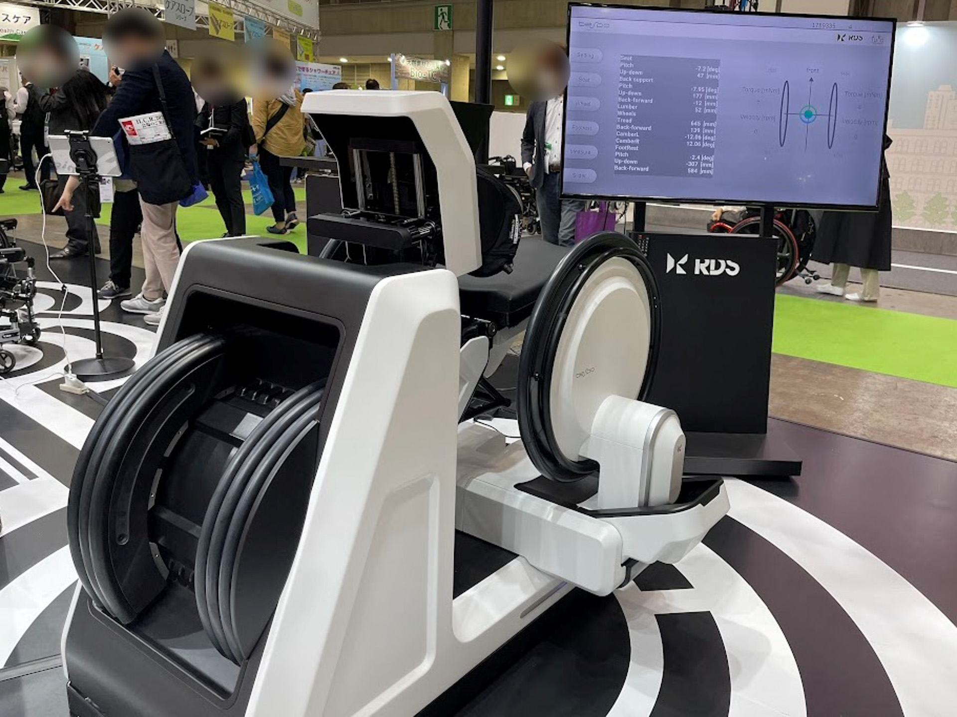 車いす用シーティングシミュレータ「bespo」（<a href="http://www.rds-design.jp/project/bespo/" class="n" target="_blank">http://www.rds-design.jp/project/bespo/</a>）。車いすユーザーひとりひとりの最適なポジションを計測することが可能